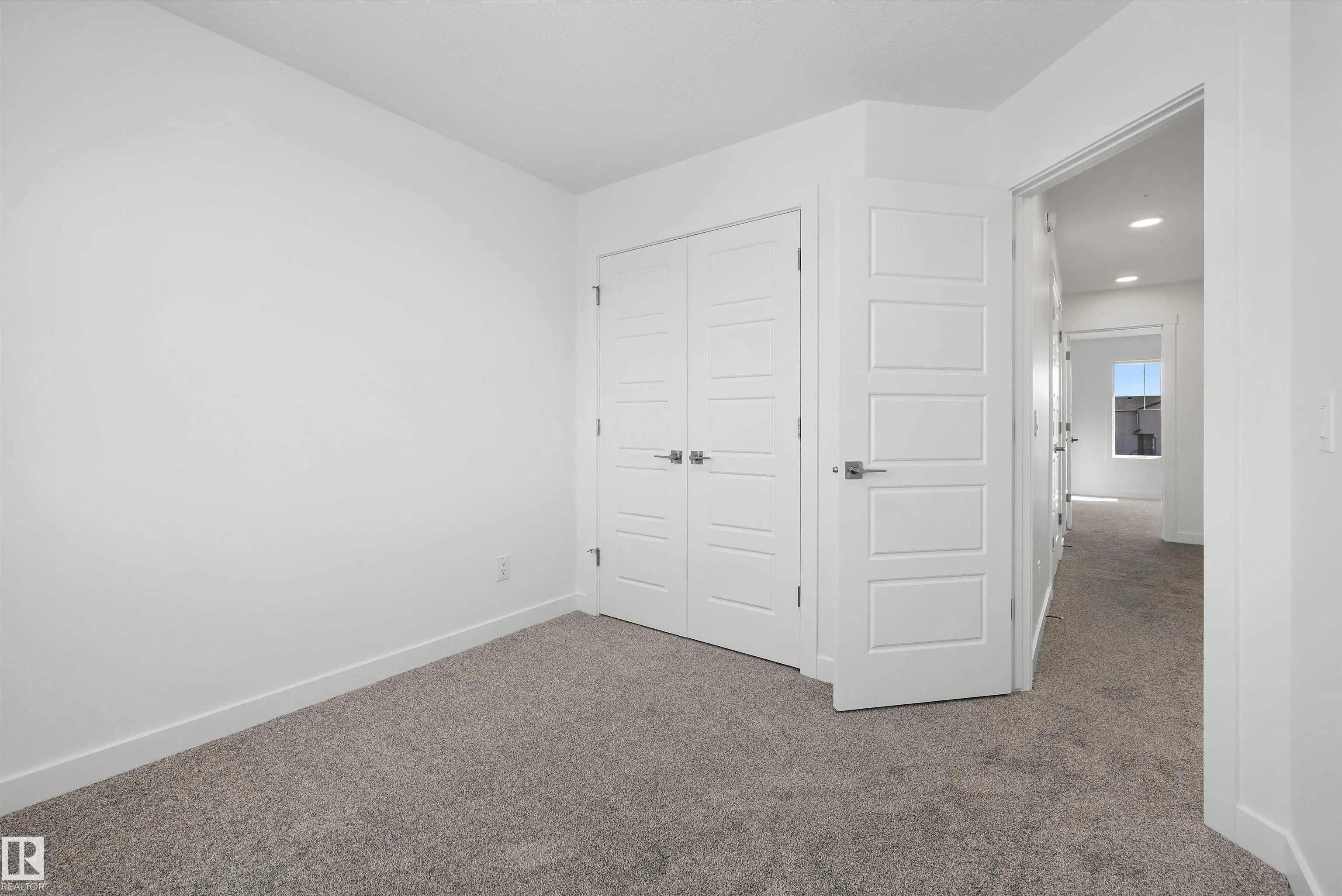 1044 CRISTALL Crescent