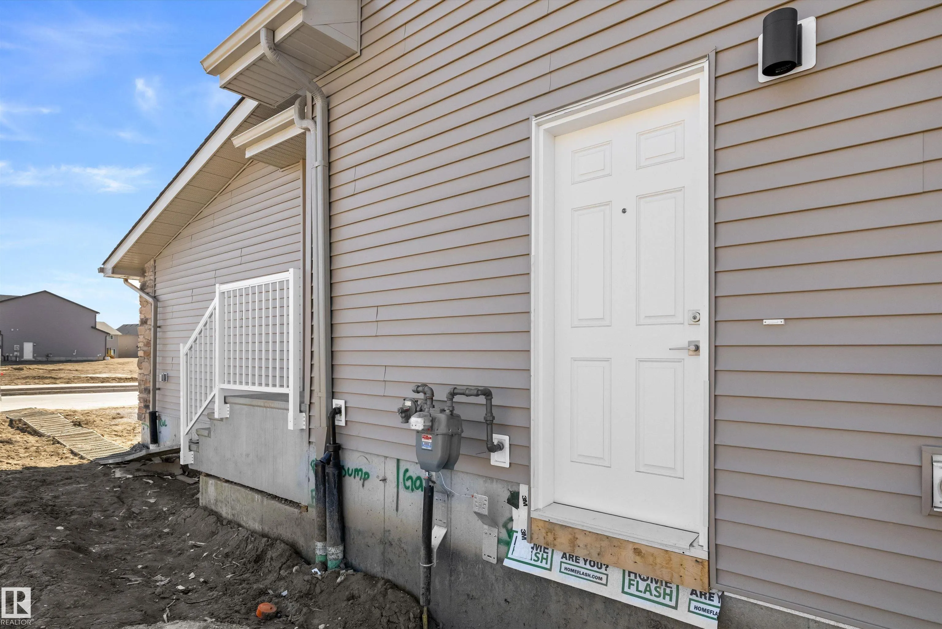 1044 CRISTALL Crescent