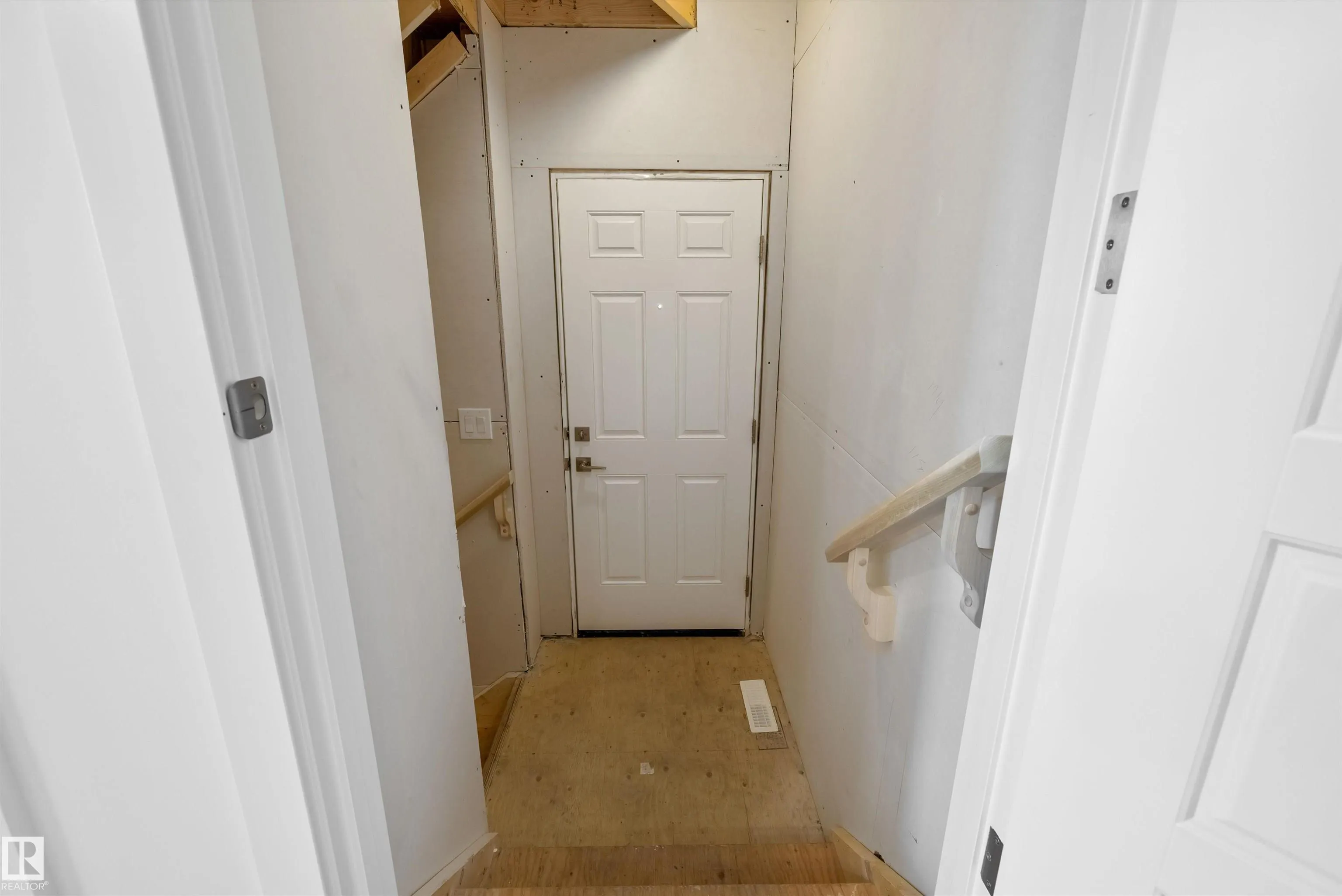 1044 CRISTALL Crescent
