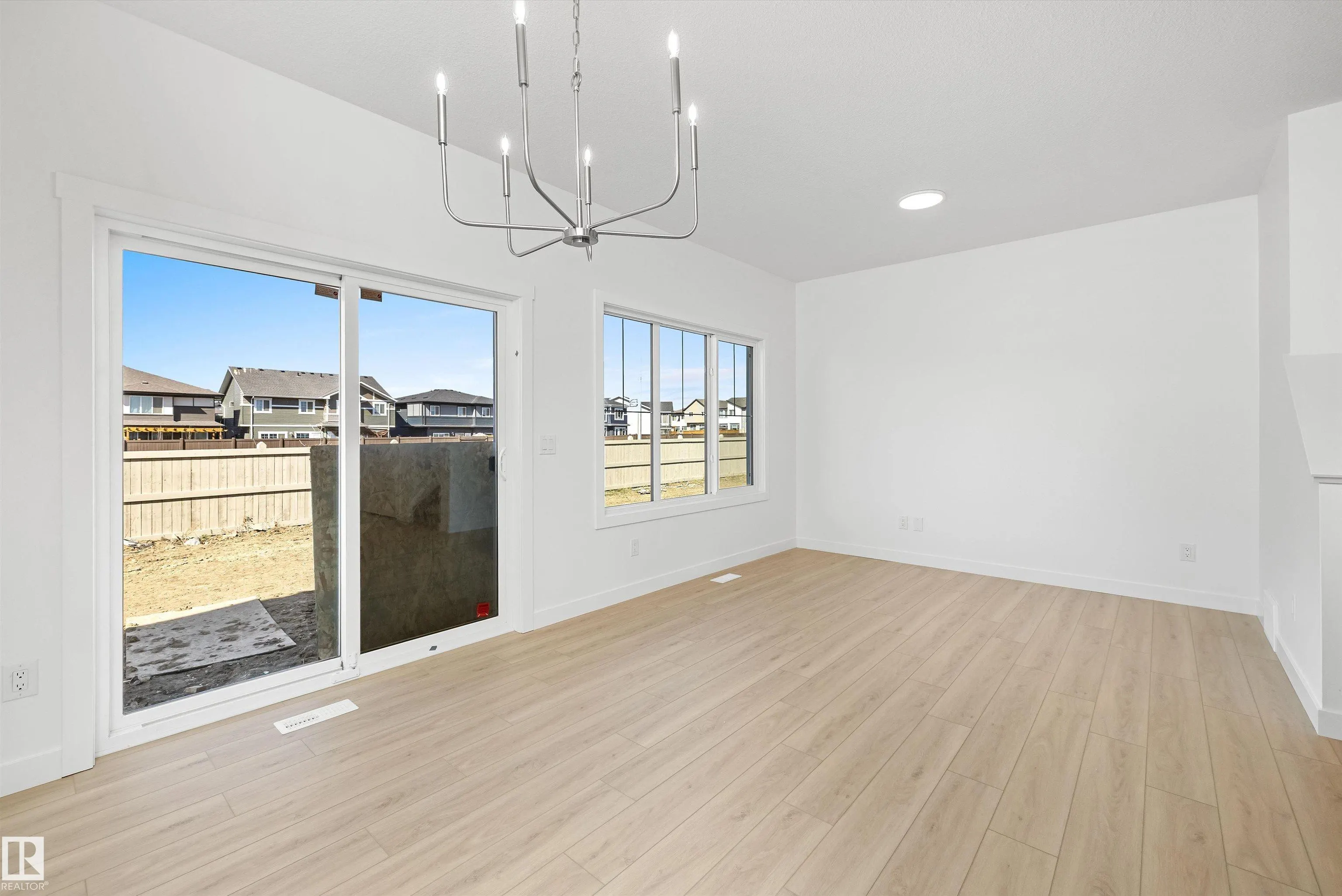 1044 CRISTALL Crescent