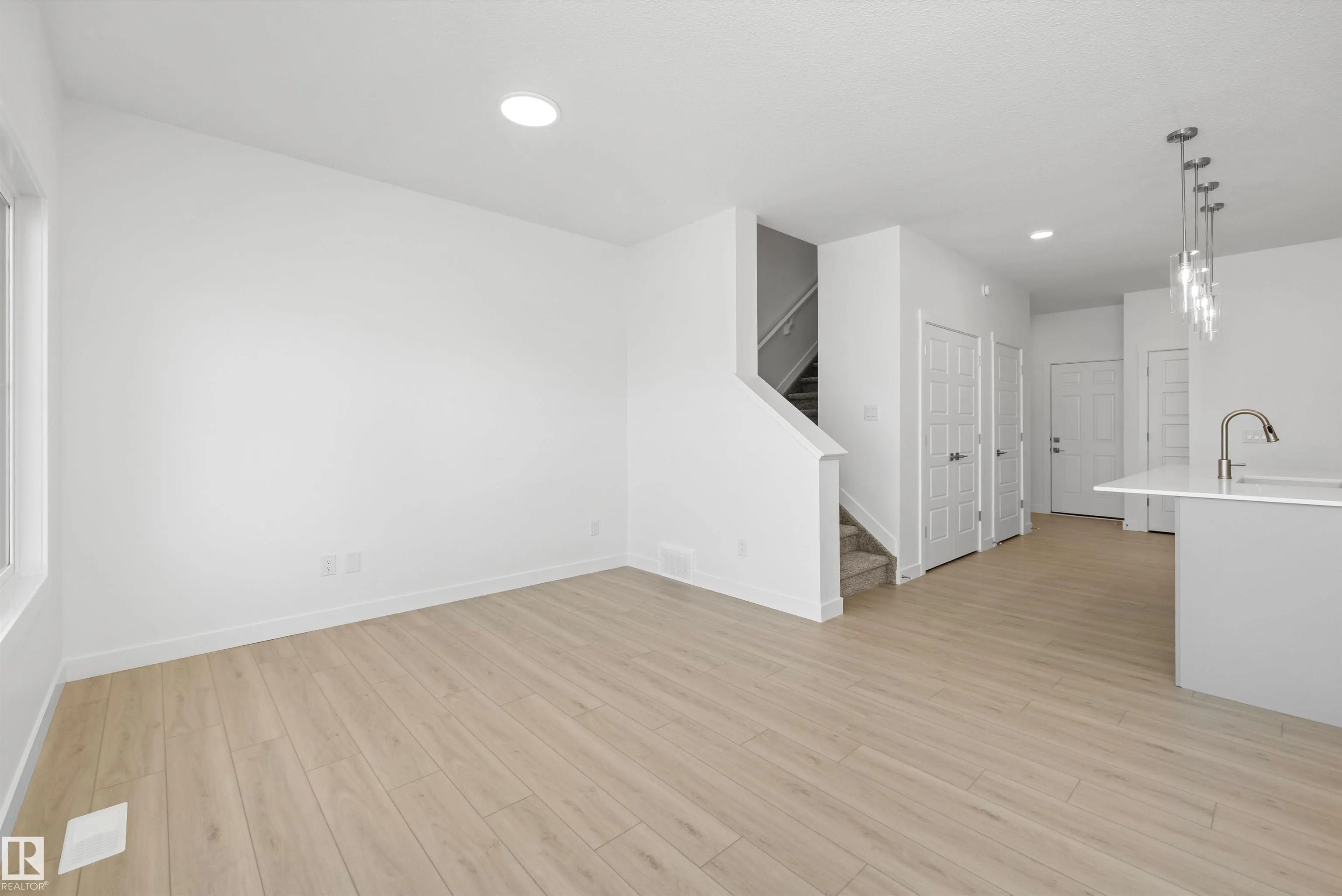 1044 CRISTALL Crescent
