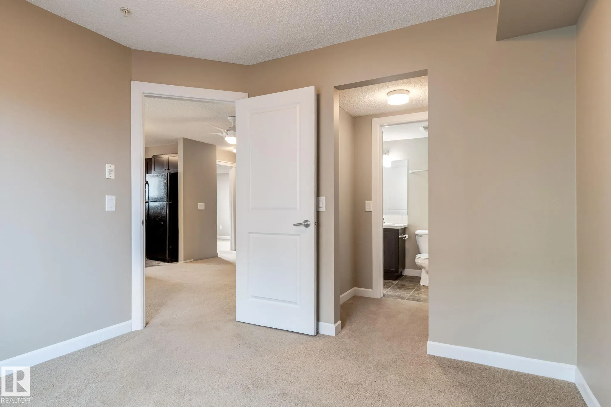 3715 WHITELAW Lane