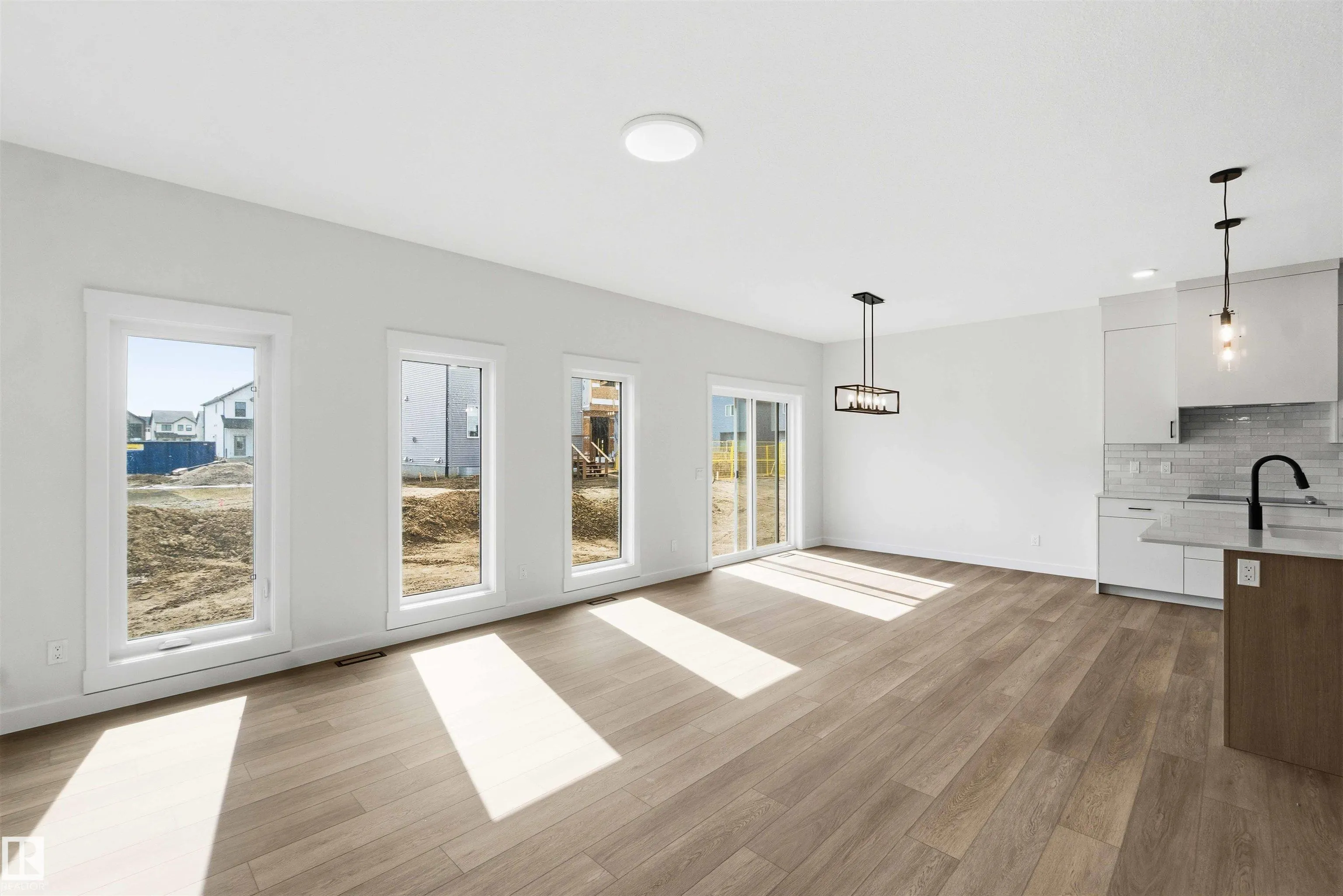 1085 CRISTALL Crescent