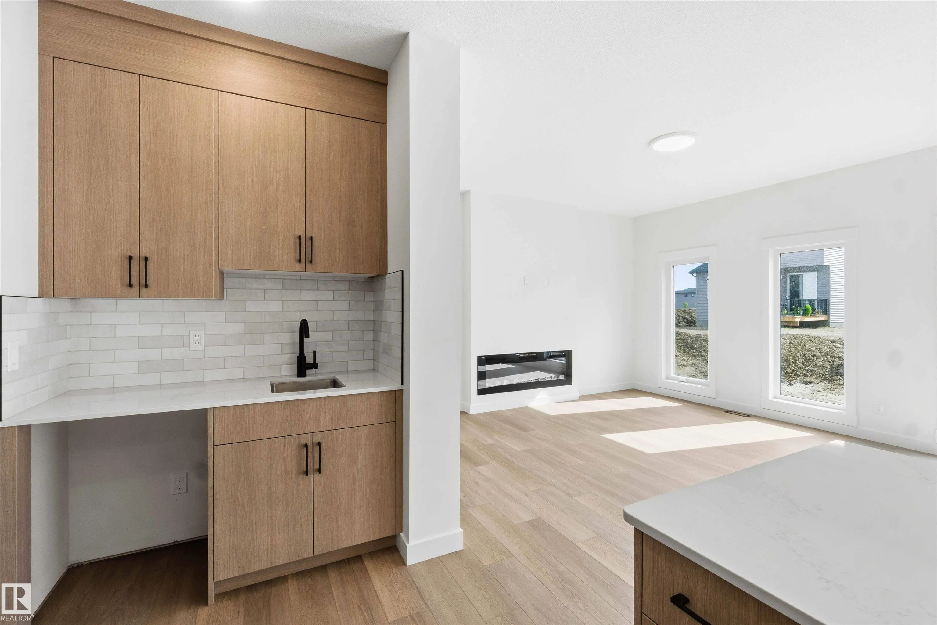 1085 CRISTALL Crescent