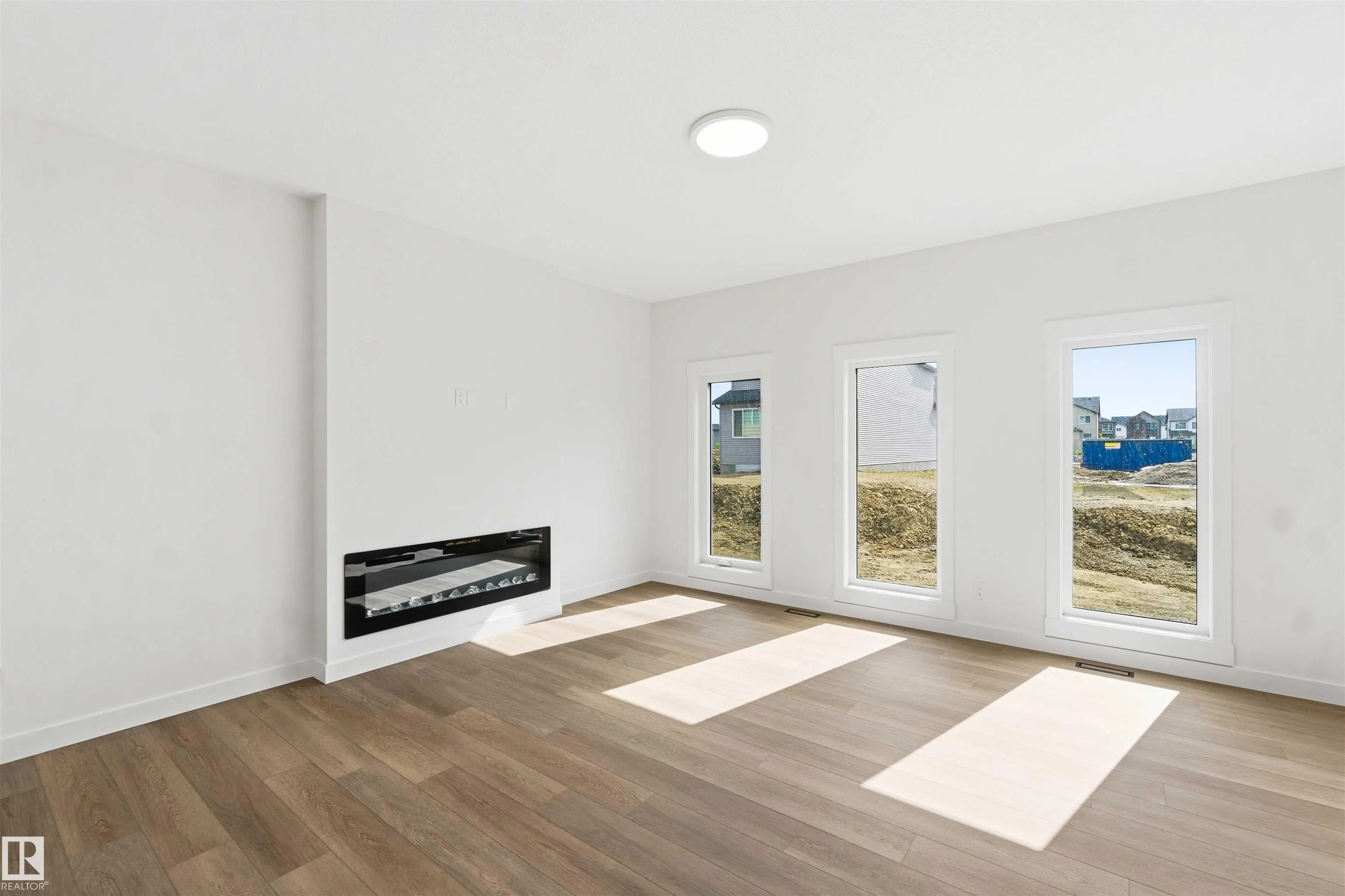 1085 CRISTALL Crescent