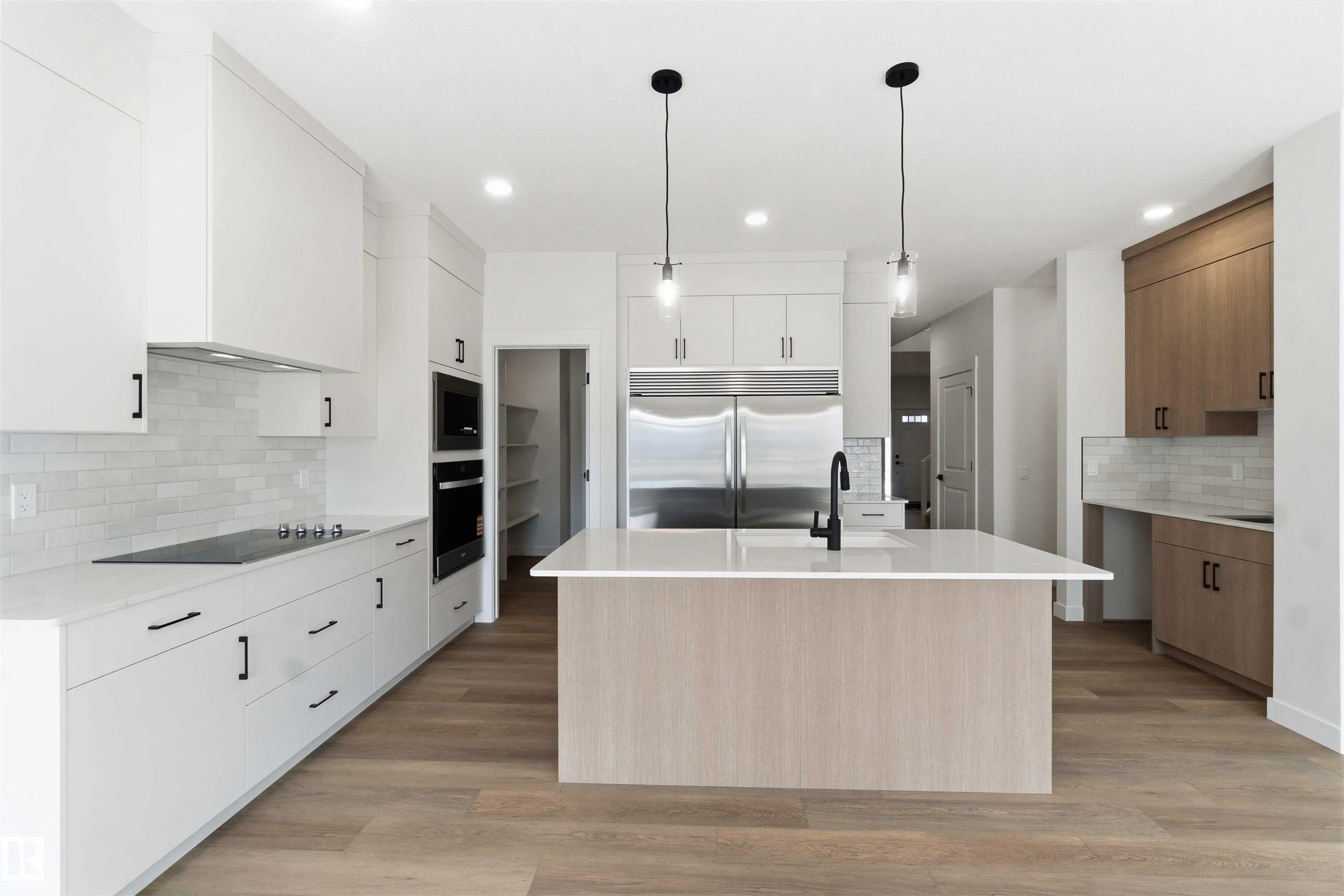 1085 CRISTALL Crescent
