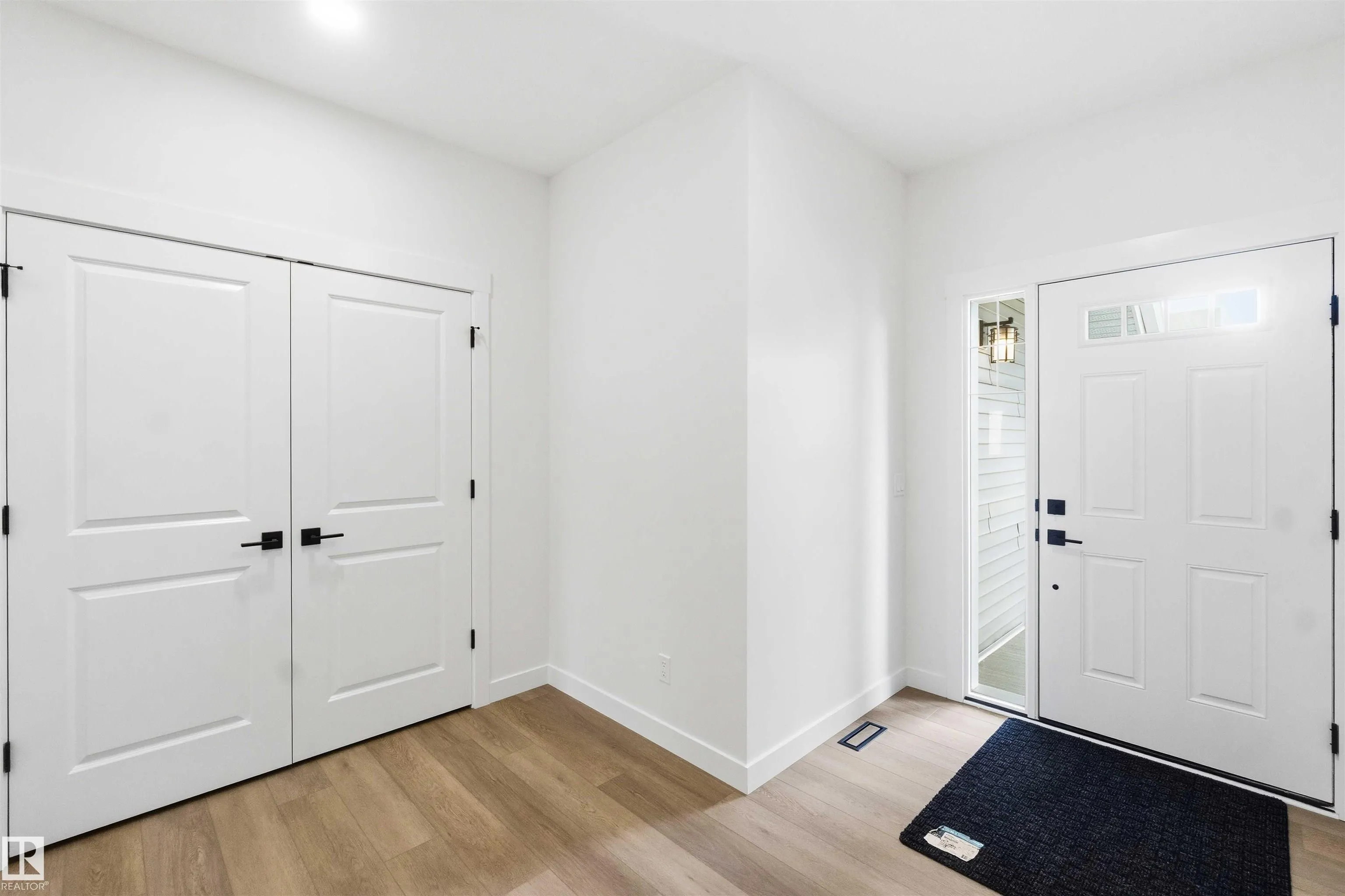 1085 CRISTALL Crescent