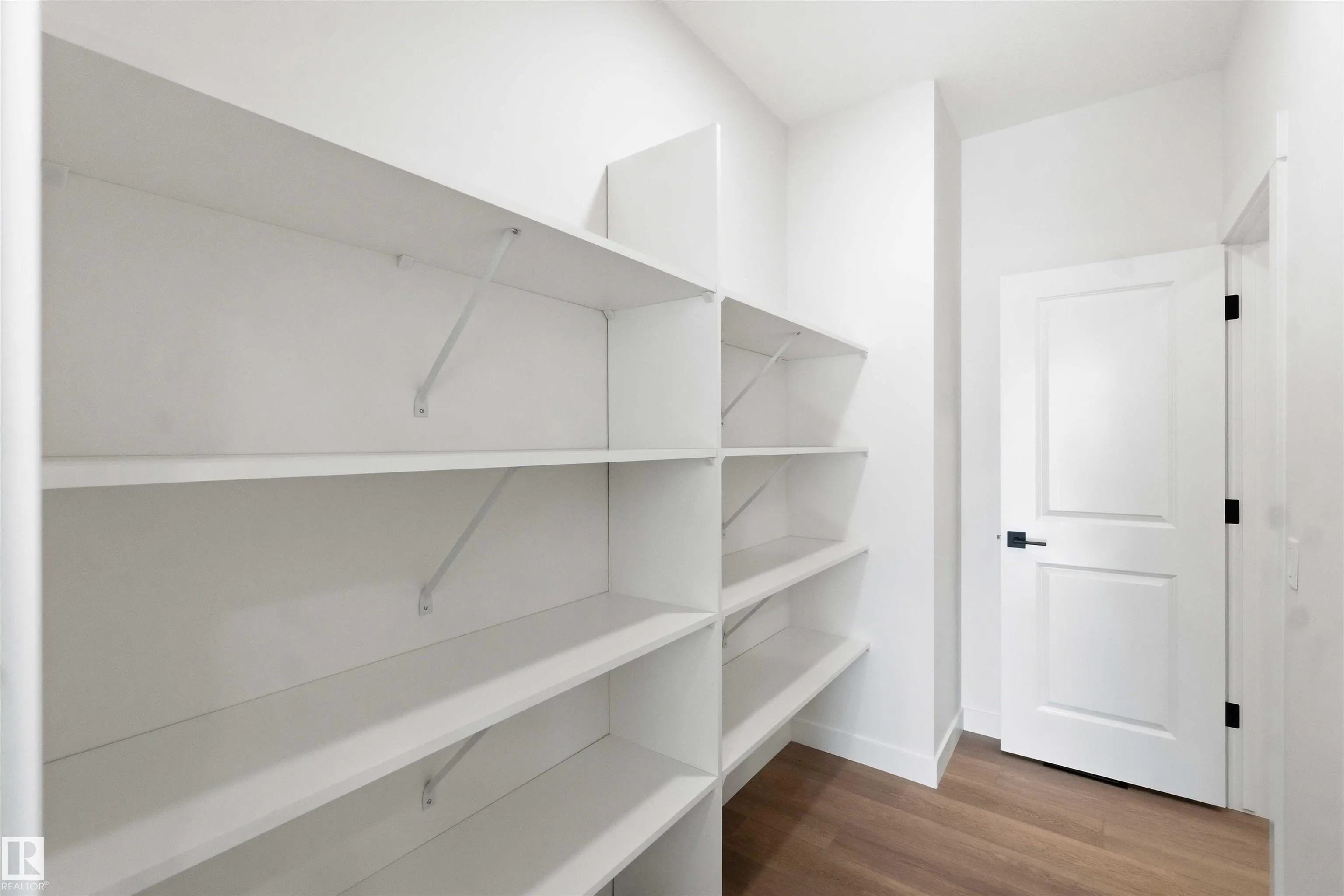 1085 CRISTALL Crescent