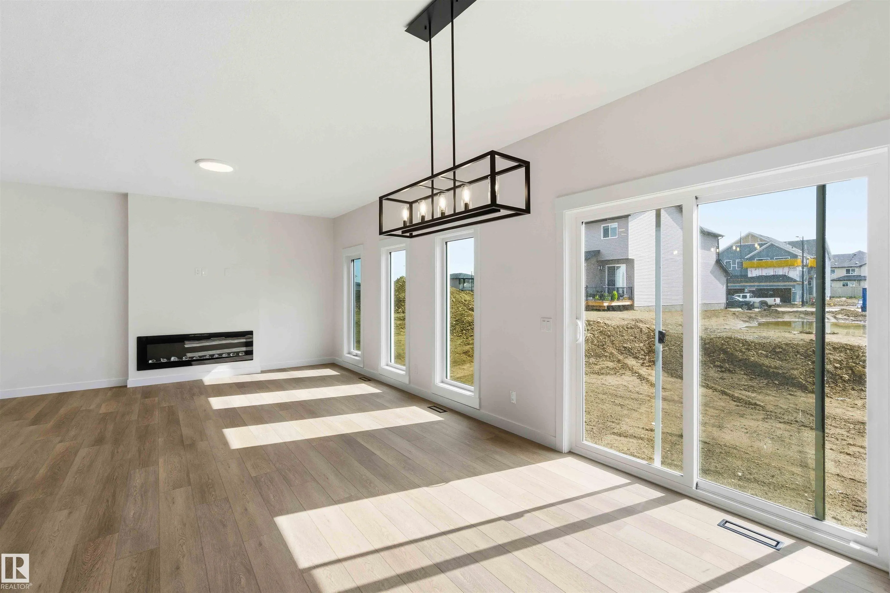 1085 CRISTALL Crescent