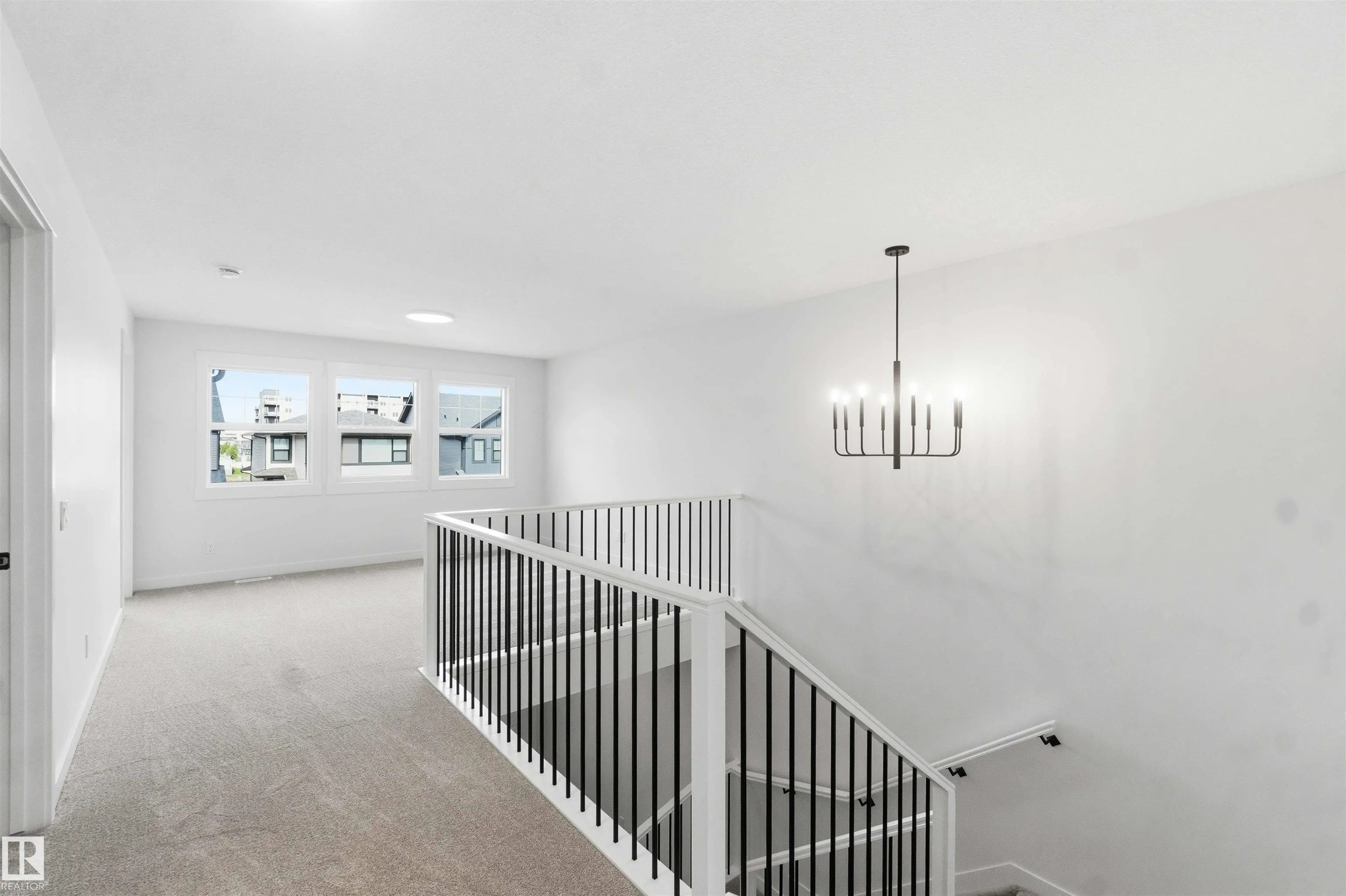1085 CRISTALL Crescent