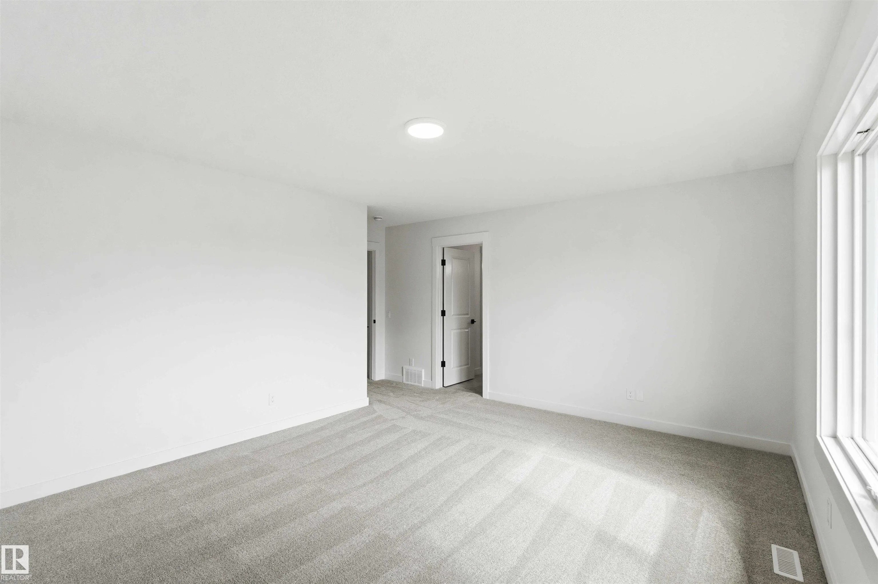 1085 CRISTALL Crescent