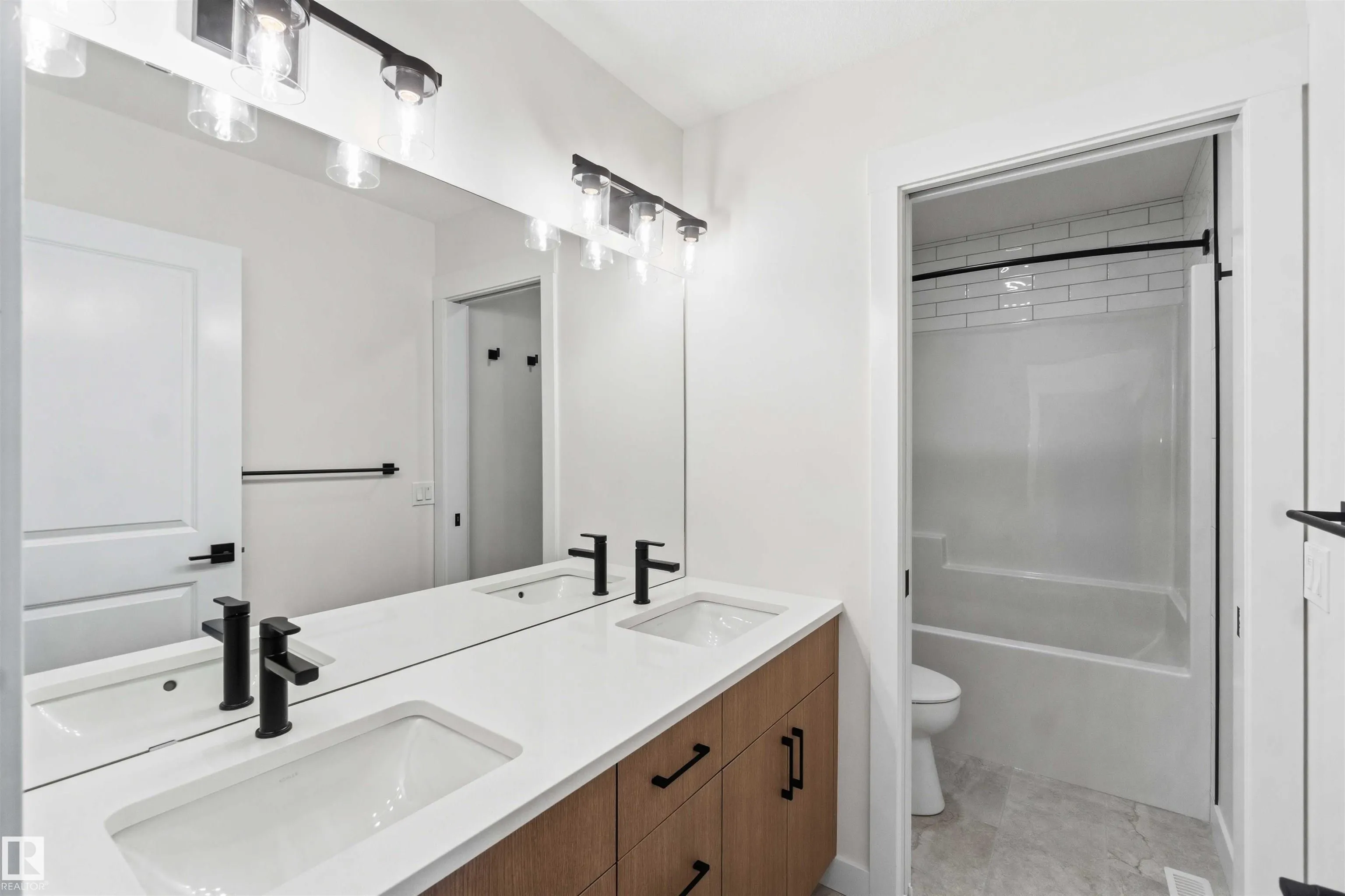 1085 CRISTALL Crescent