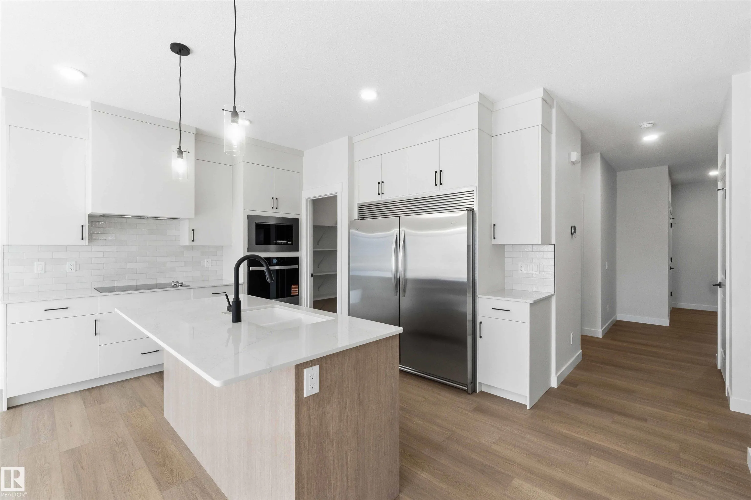 1085 CRISTALL Crescent
