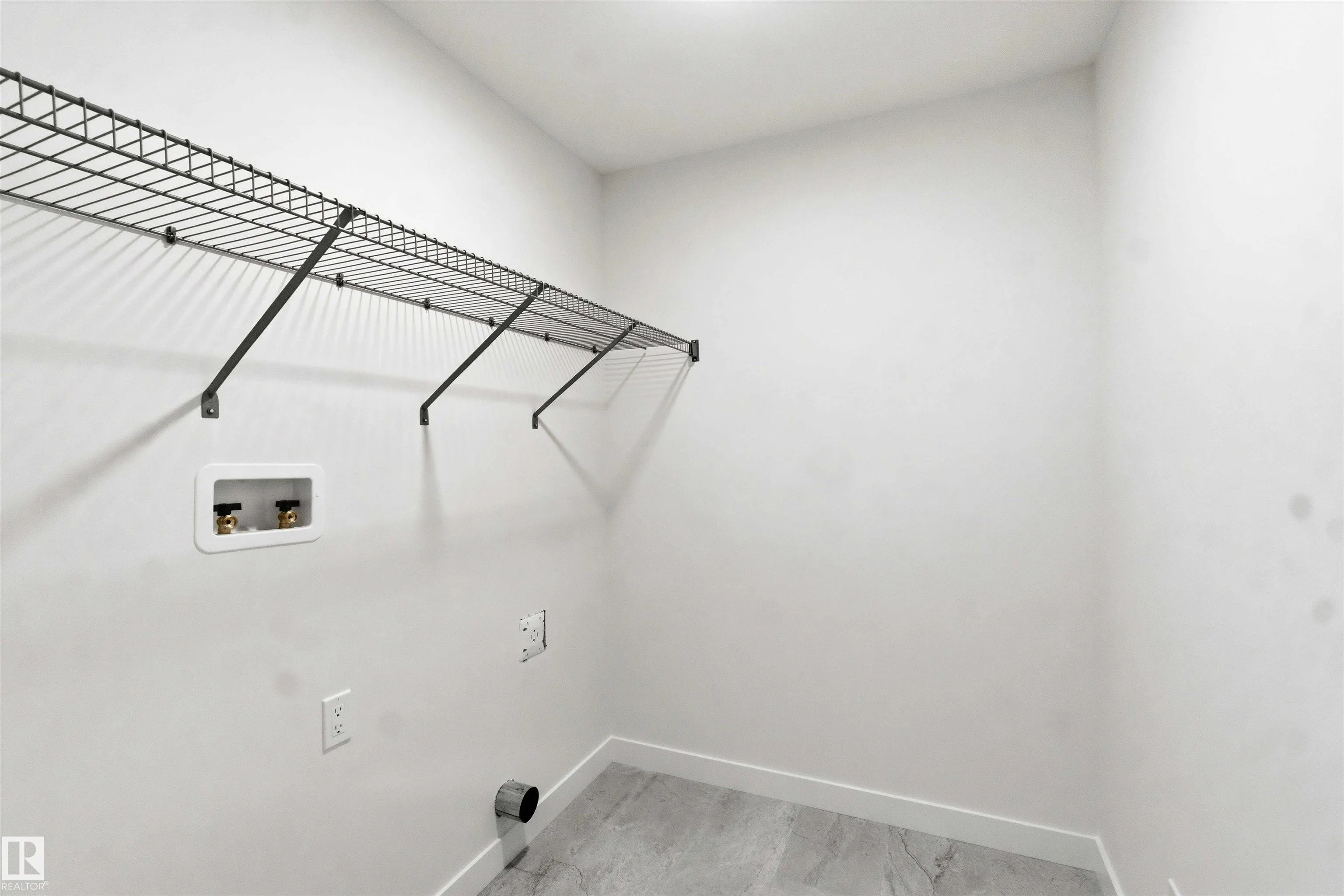 1085 CRISTALL Crescent