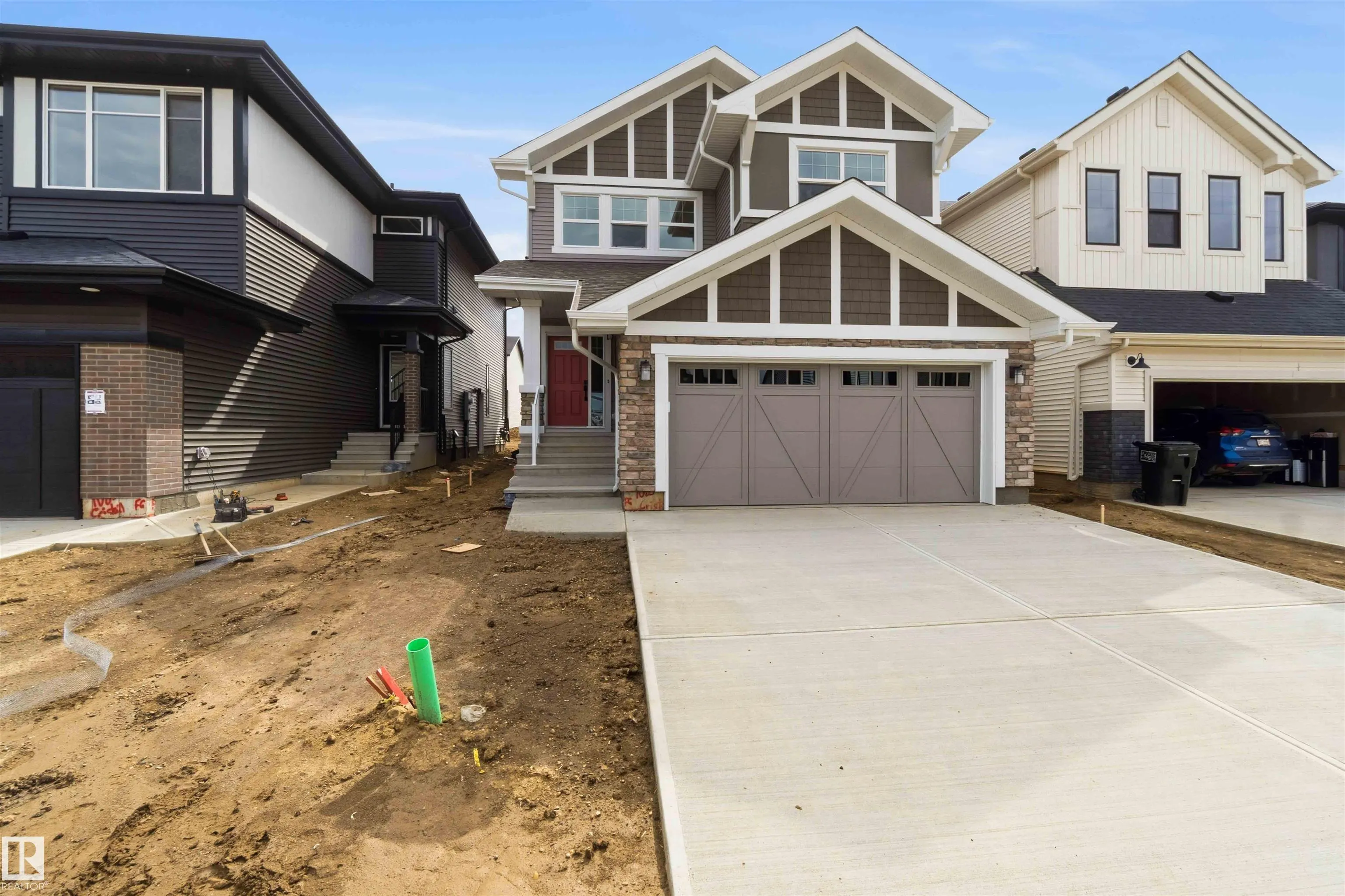 1085 CRISTALL Crescent