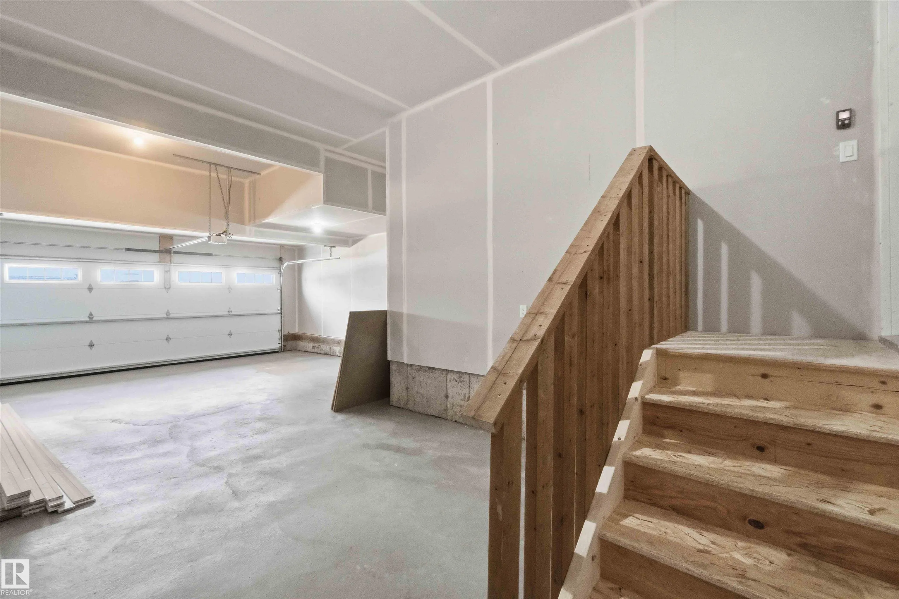 1085 CRISTALL Crescent