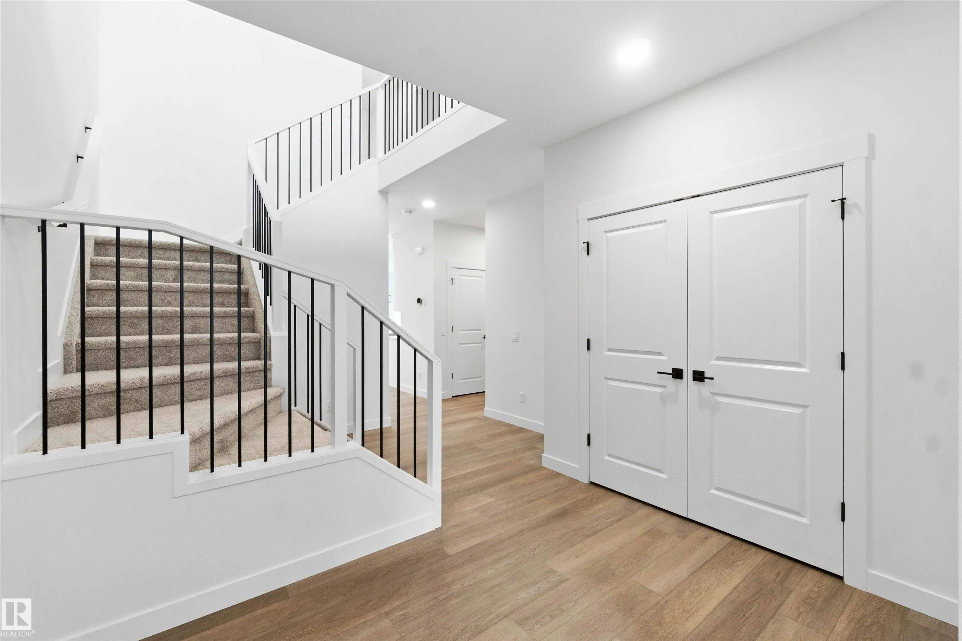 1085 CRISTALL Crescent