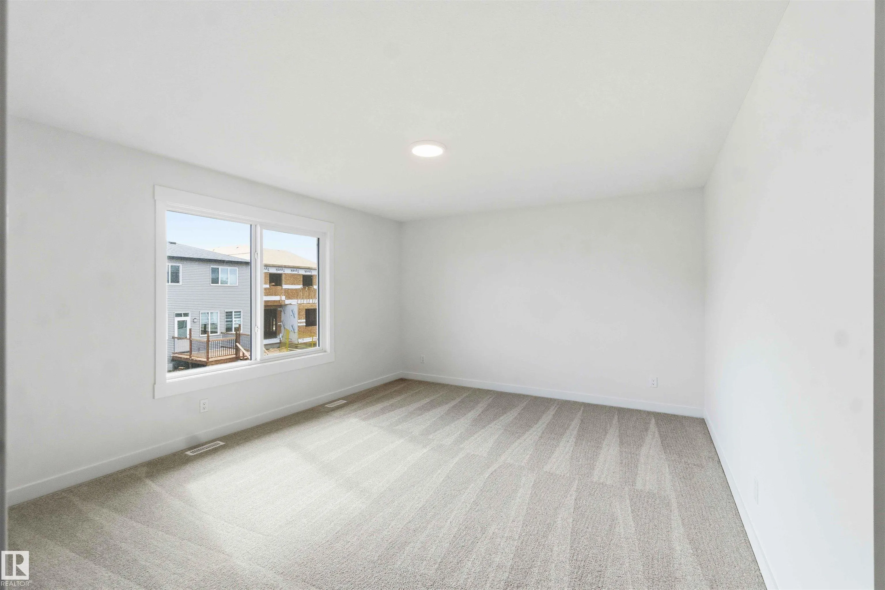 1085 CRISTALL Crescent