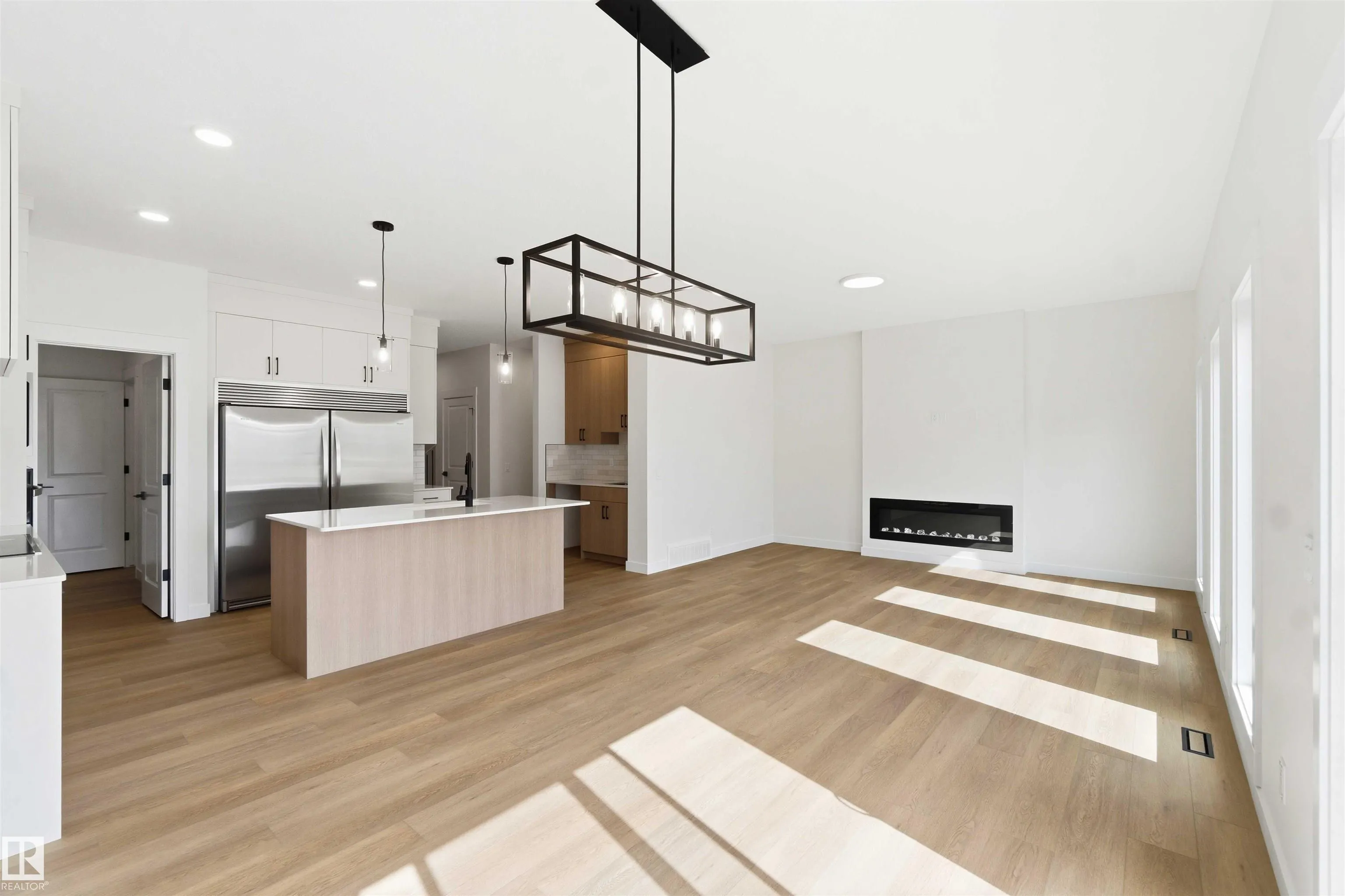 1085 CRISTALL Crescent