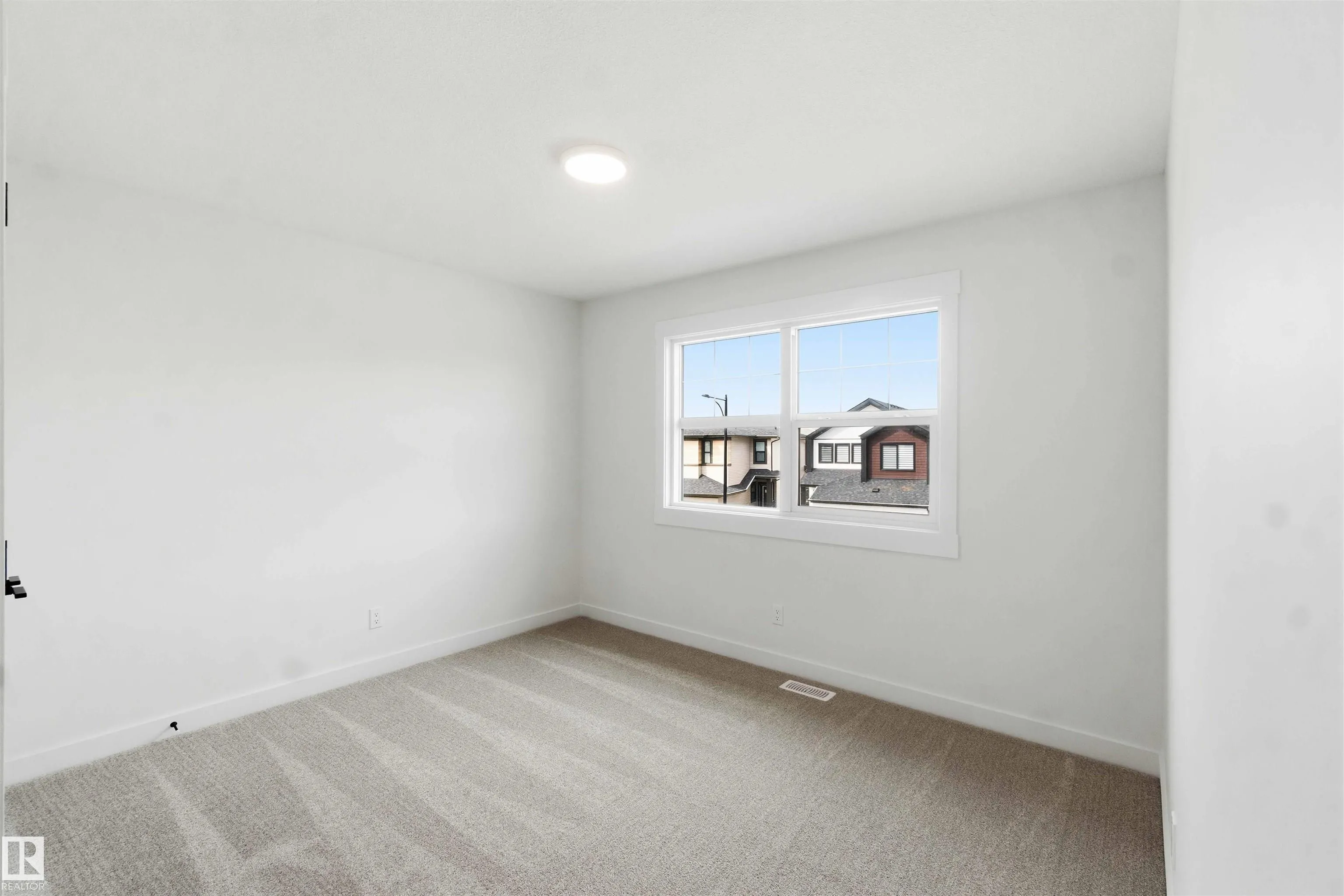 1085 CRISTALL Crescent