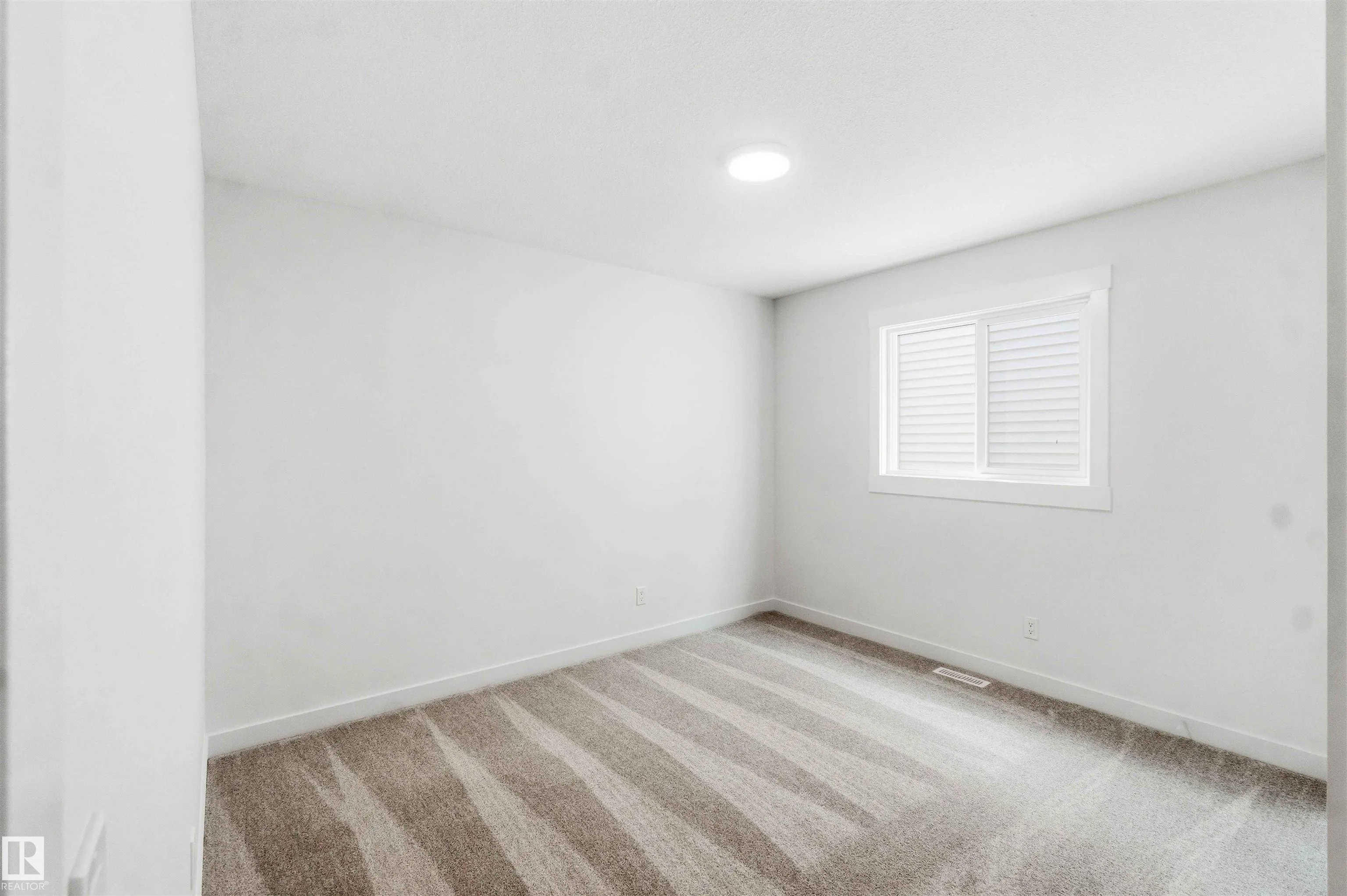 1085 CRISTALL Crescent