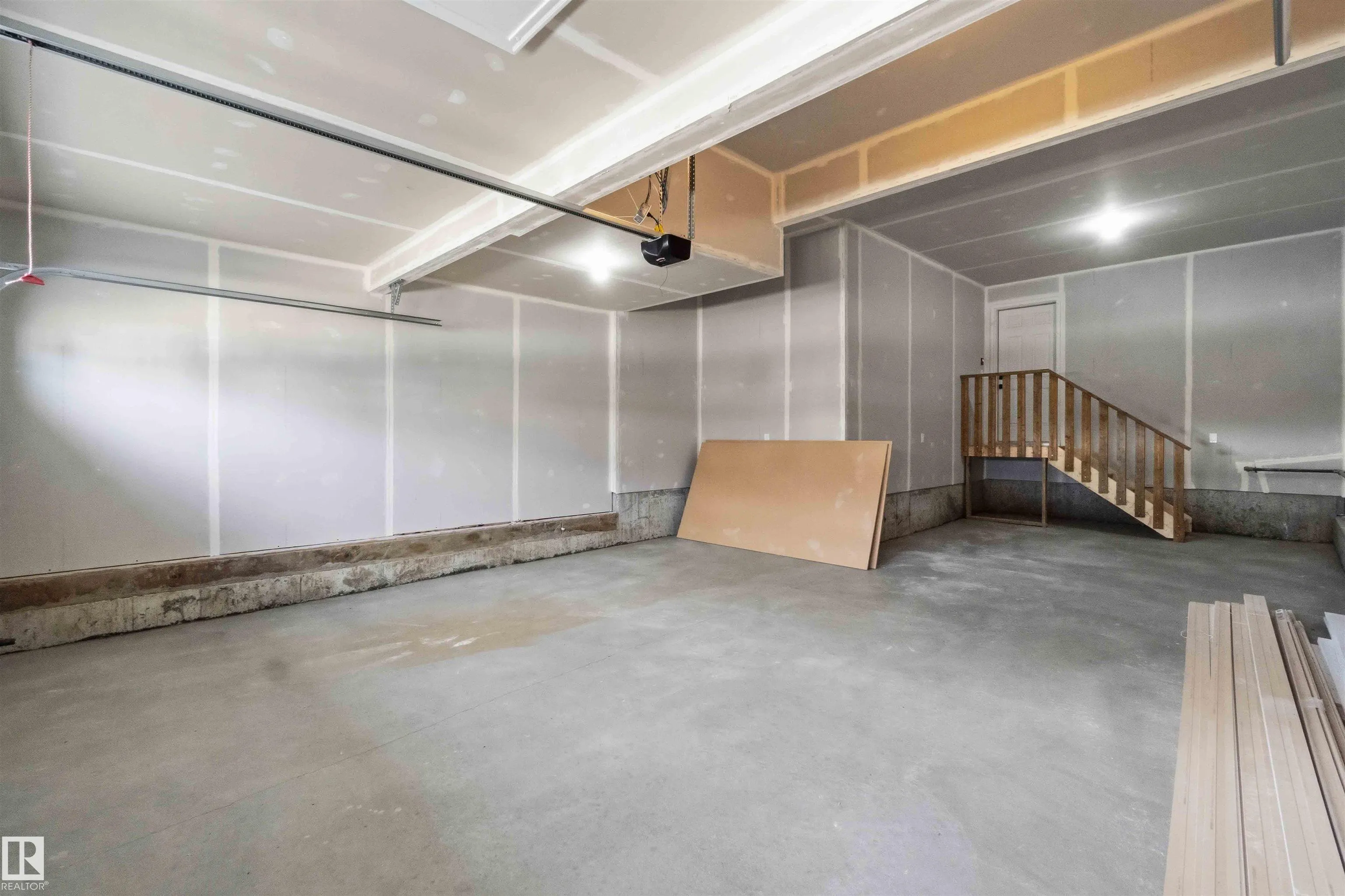 1085 CRISTALL Crescent