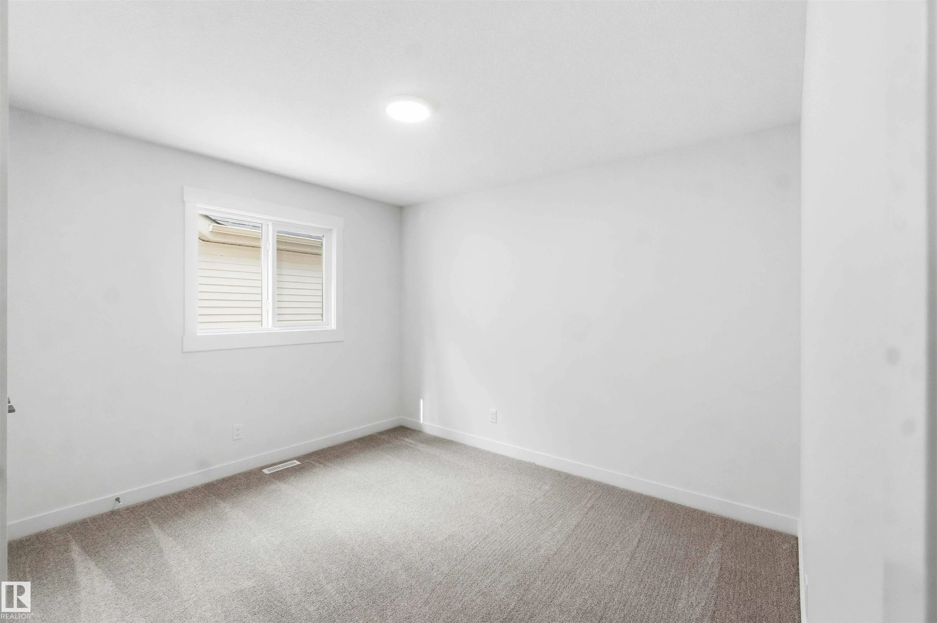 1085 CRISTALL Crescent