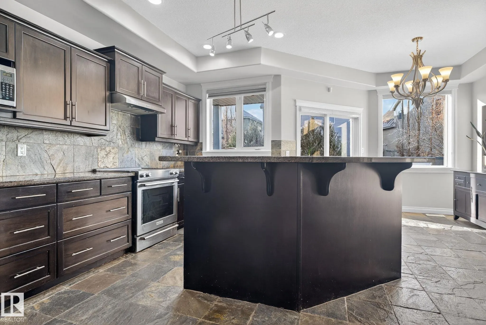 613 Stewart Crescent