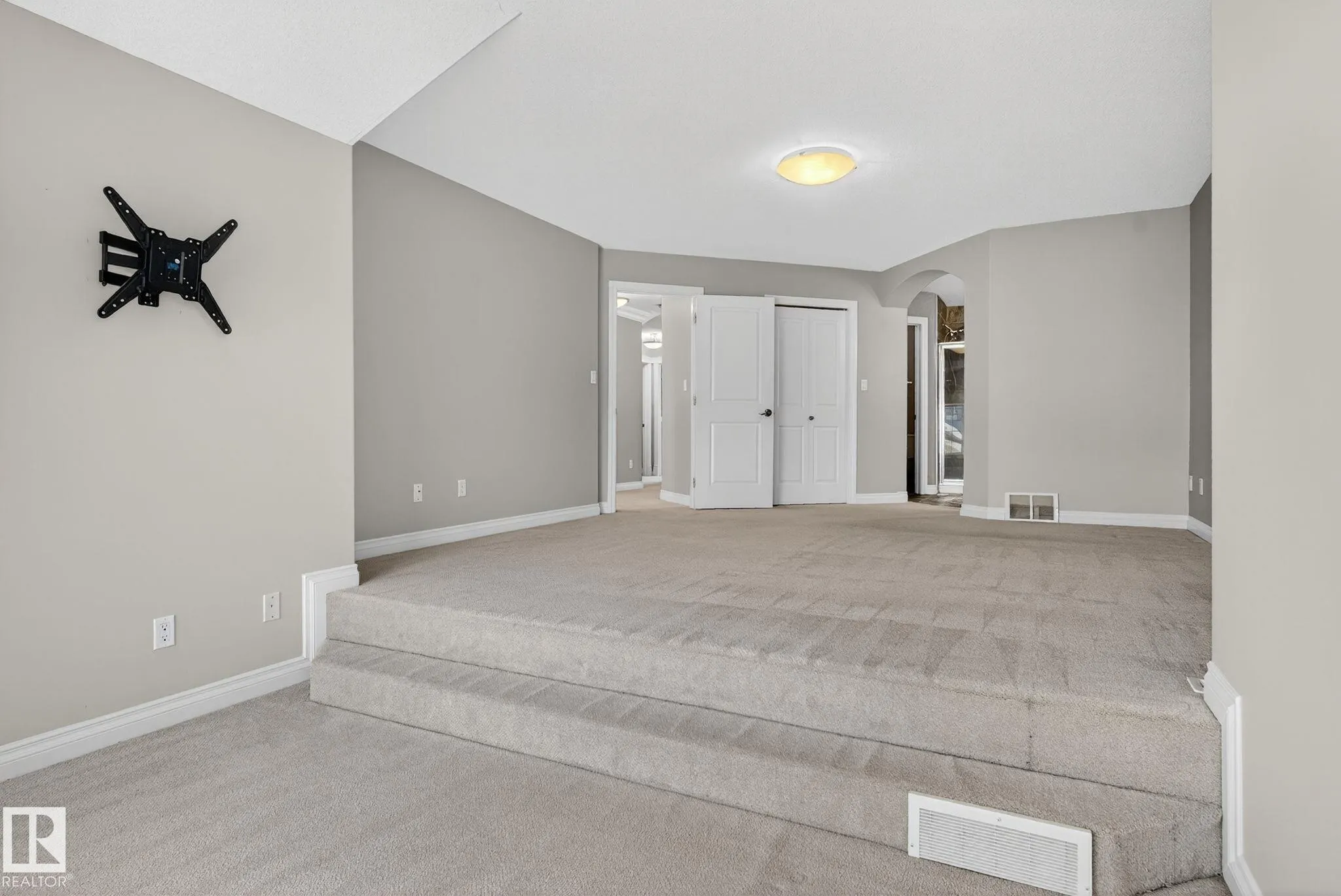 613 Stewart Crescent