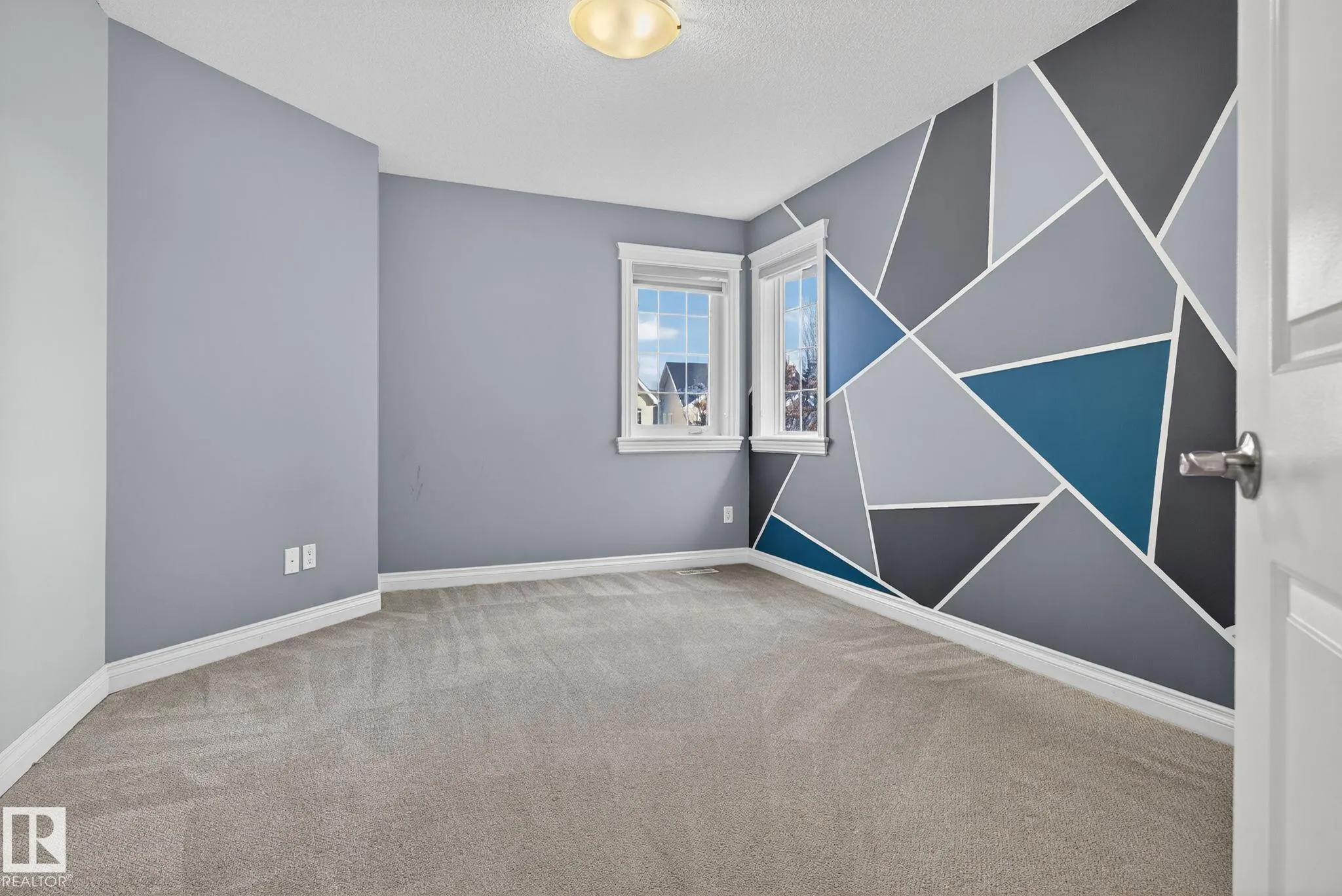 613 Stewart Crescent