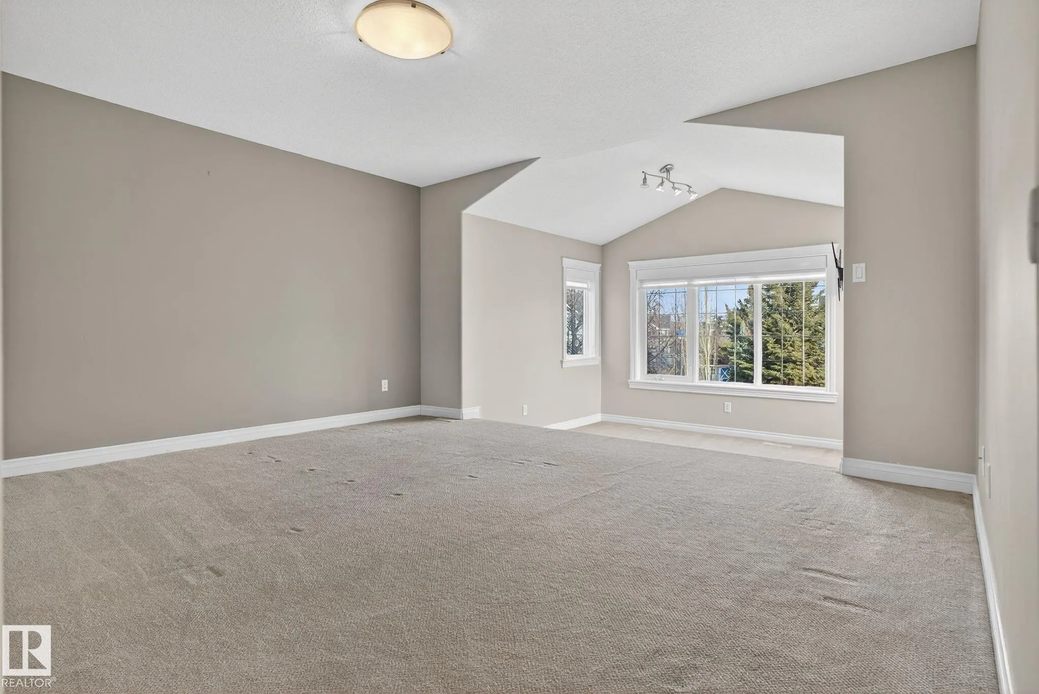 613 Stewart Crescent