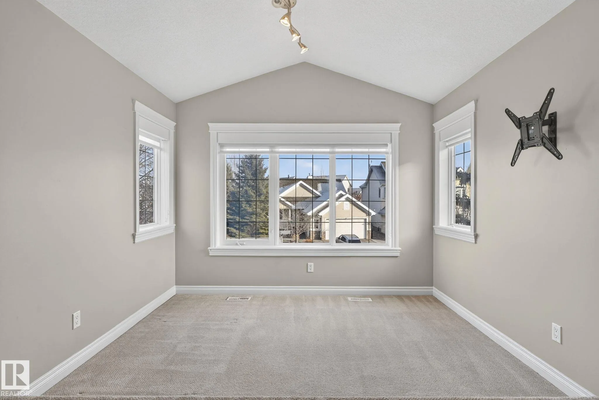 613 Stewart Crescent