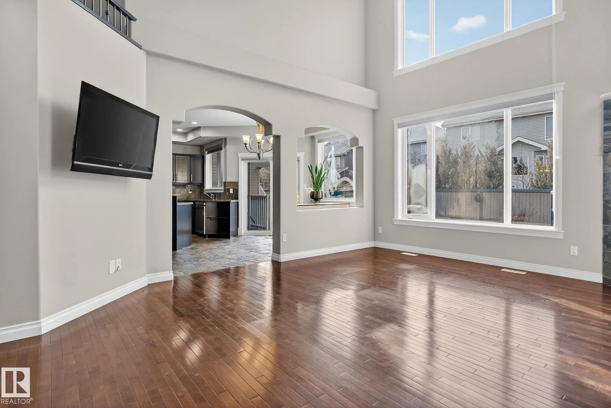 613 Stewart Crescent