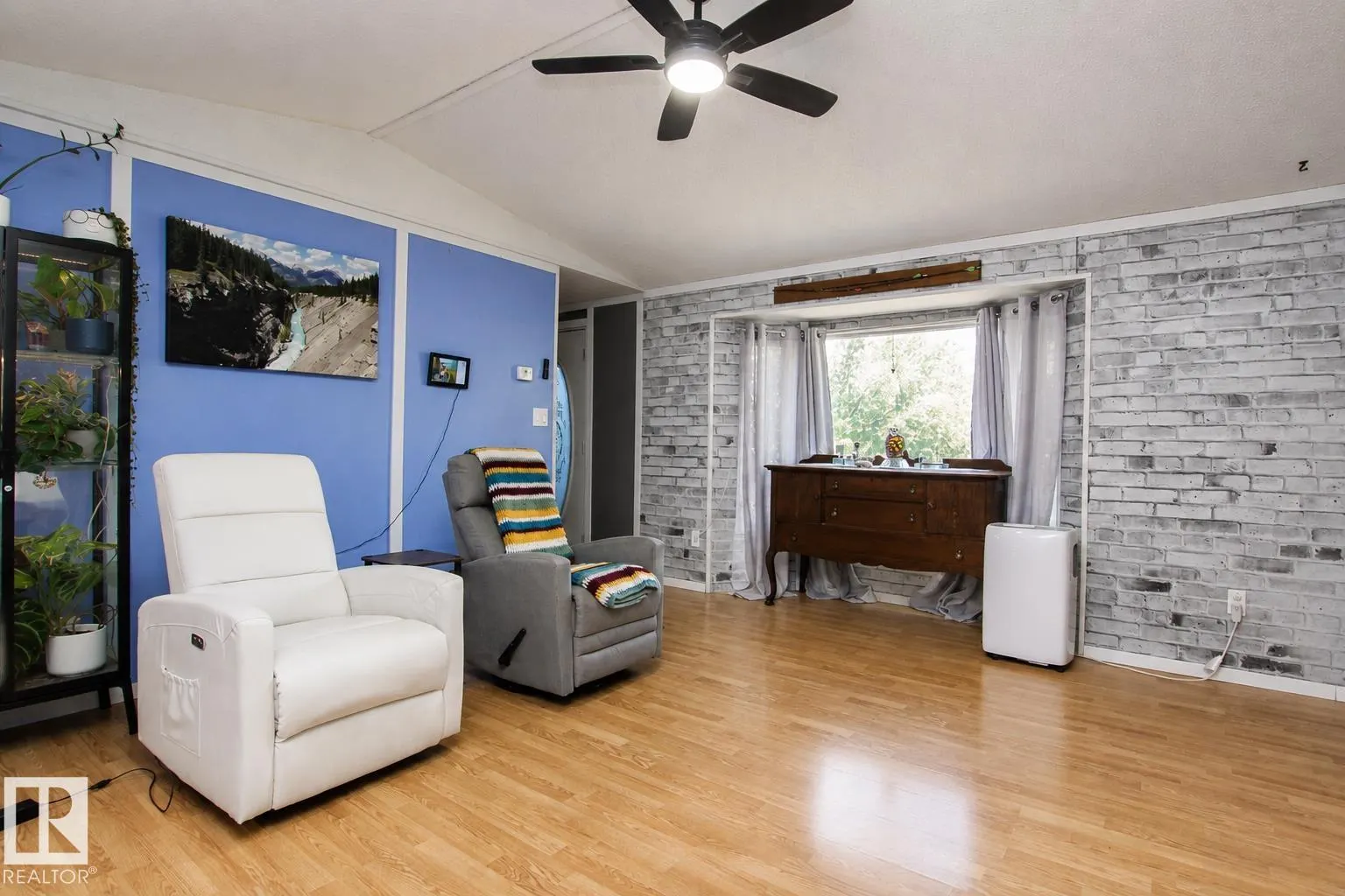 1036 Lakeland Crescent
