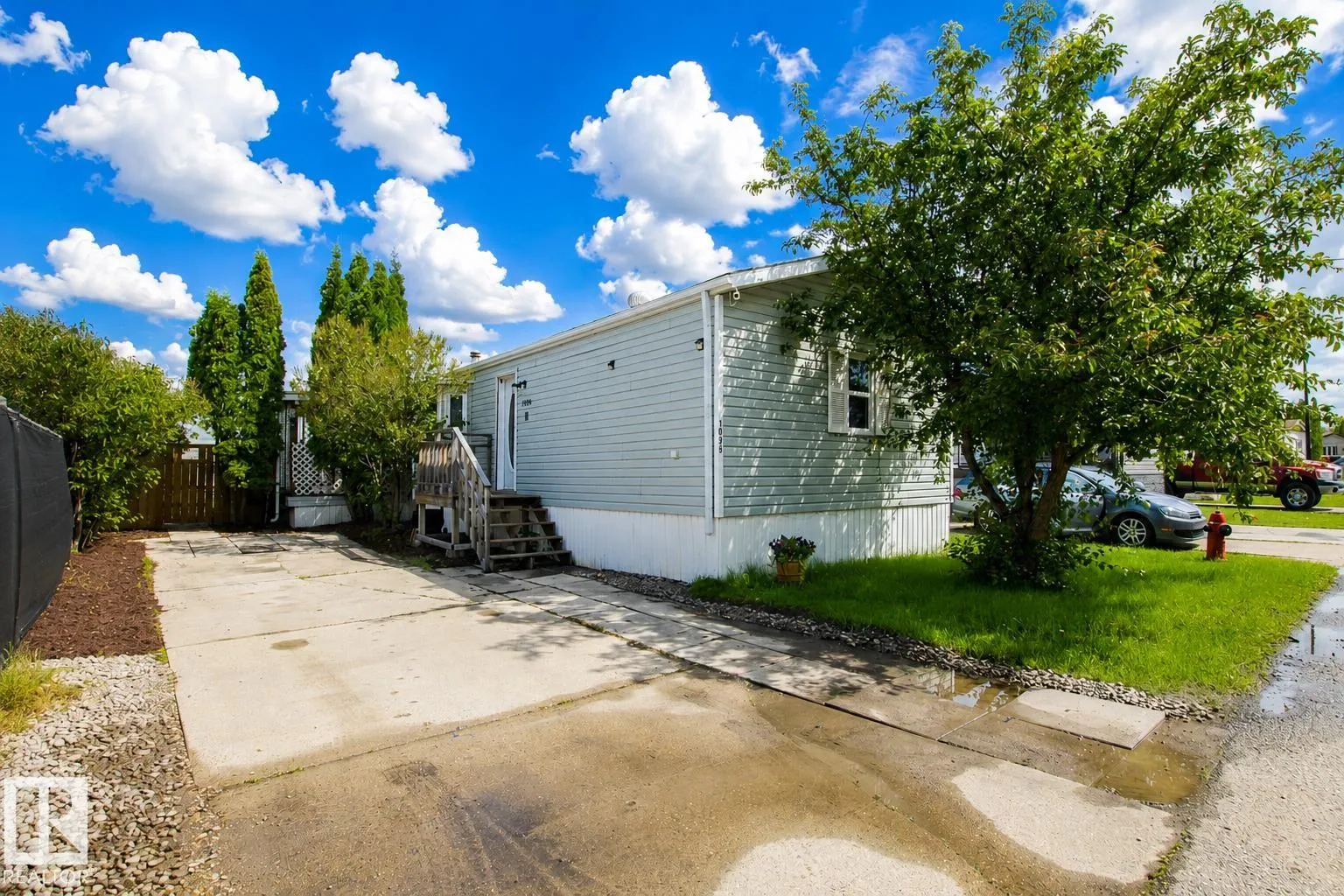 1036 Lakeland Crescent