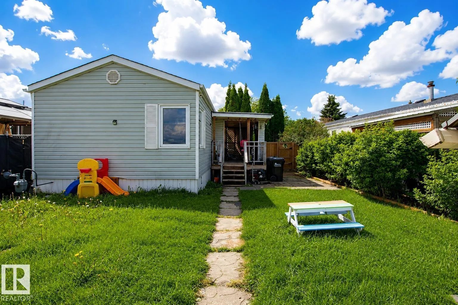 1036 Lakeland Crescent