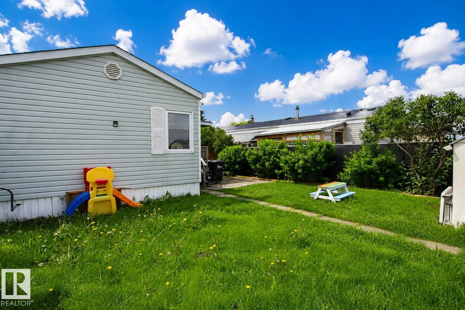 1036 Lakeland Crescent