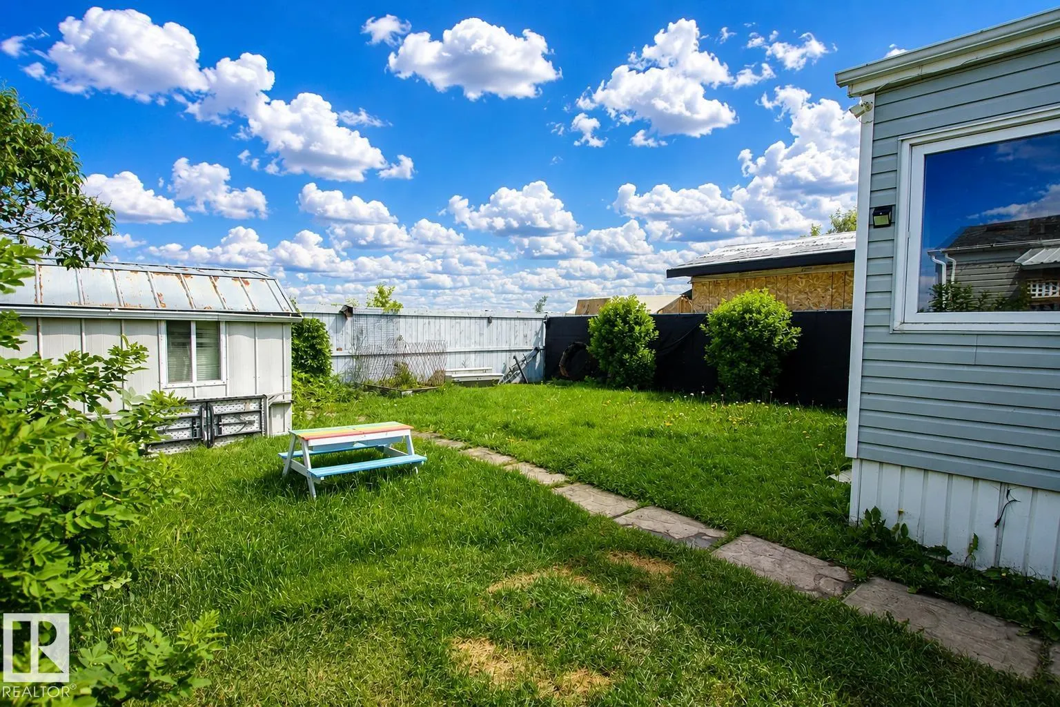 1036 Lakeland Crescent