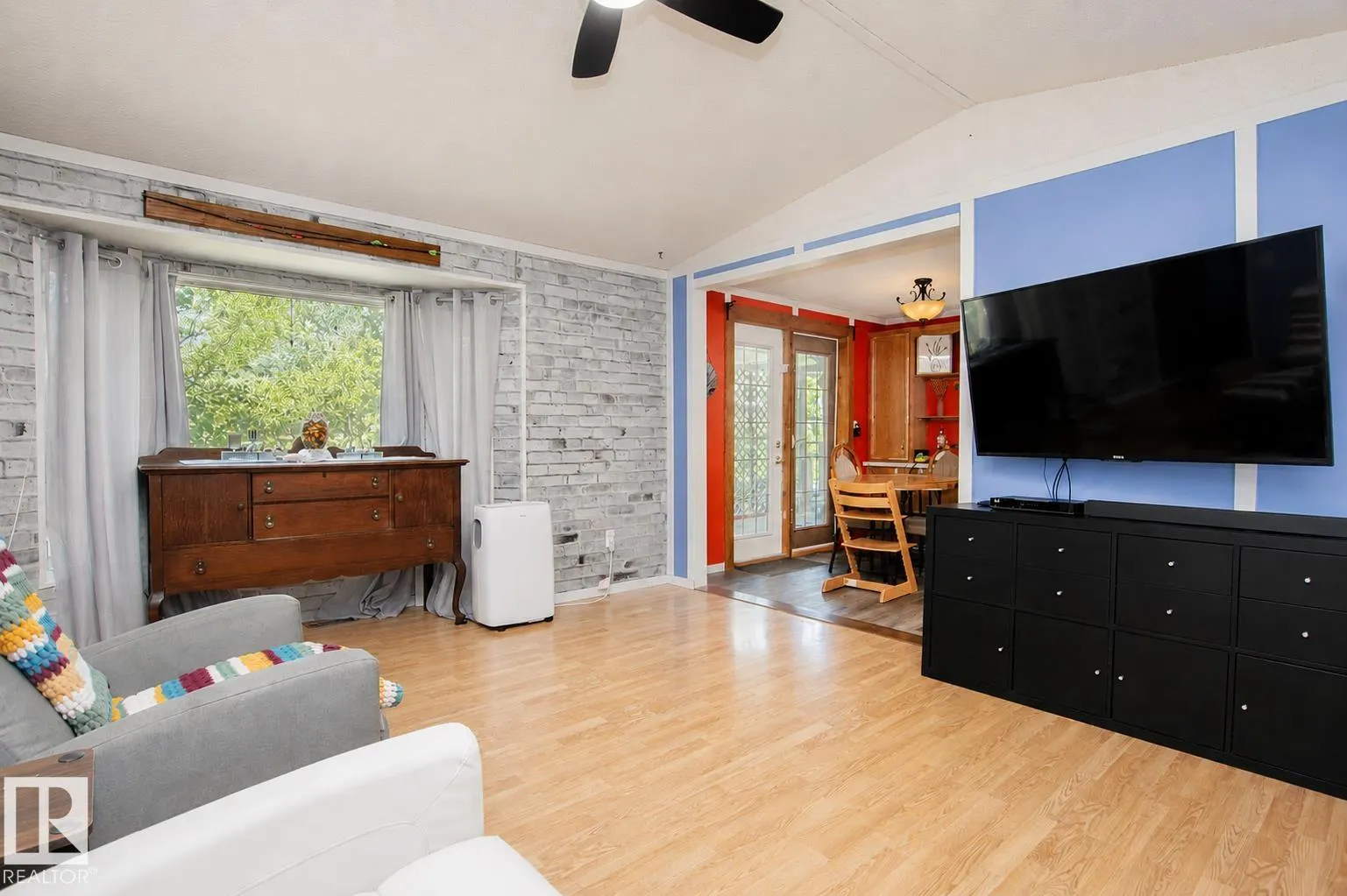 1036 Lakeland Crescent