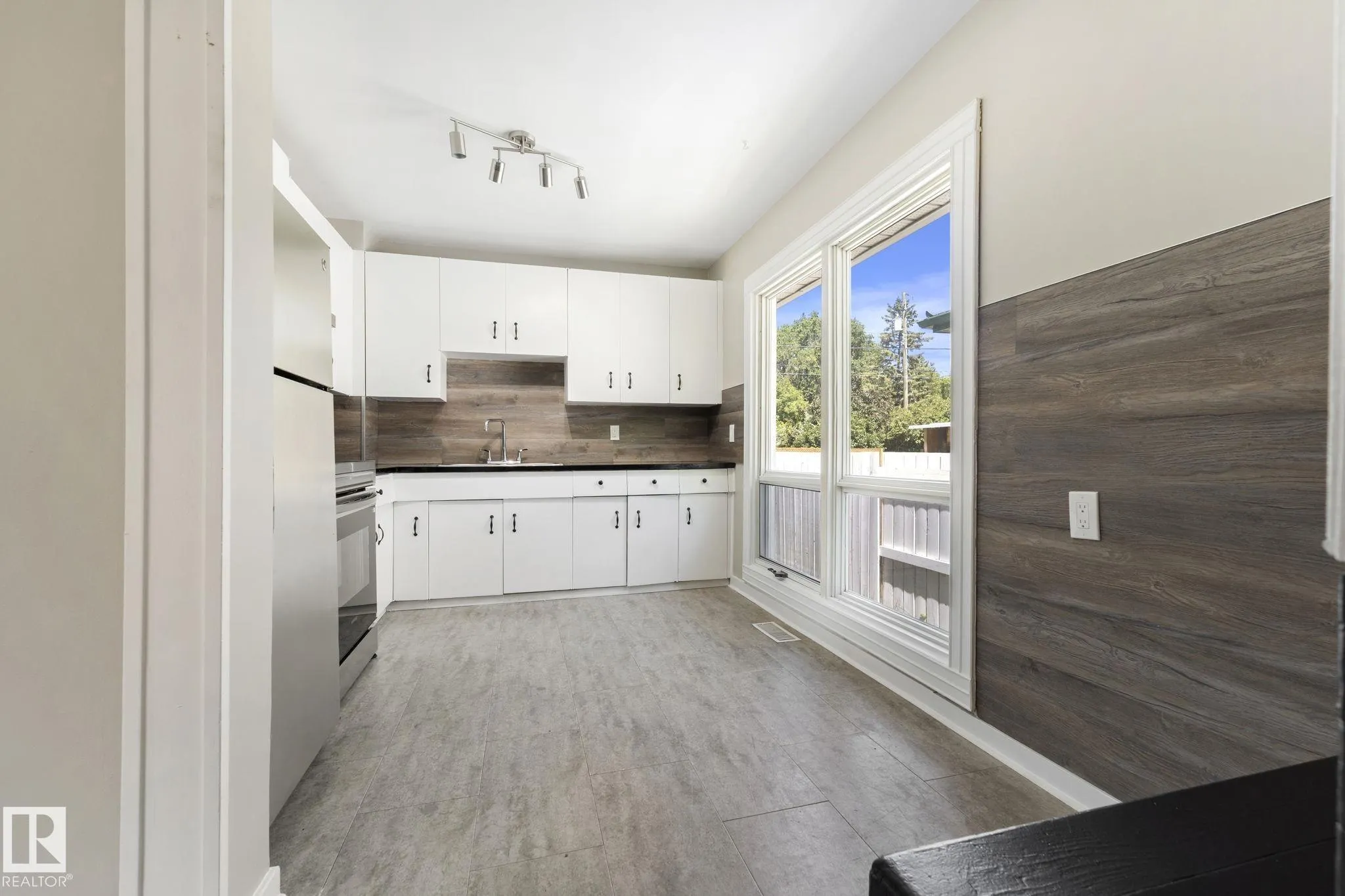 10602 100 Avenue