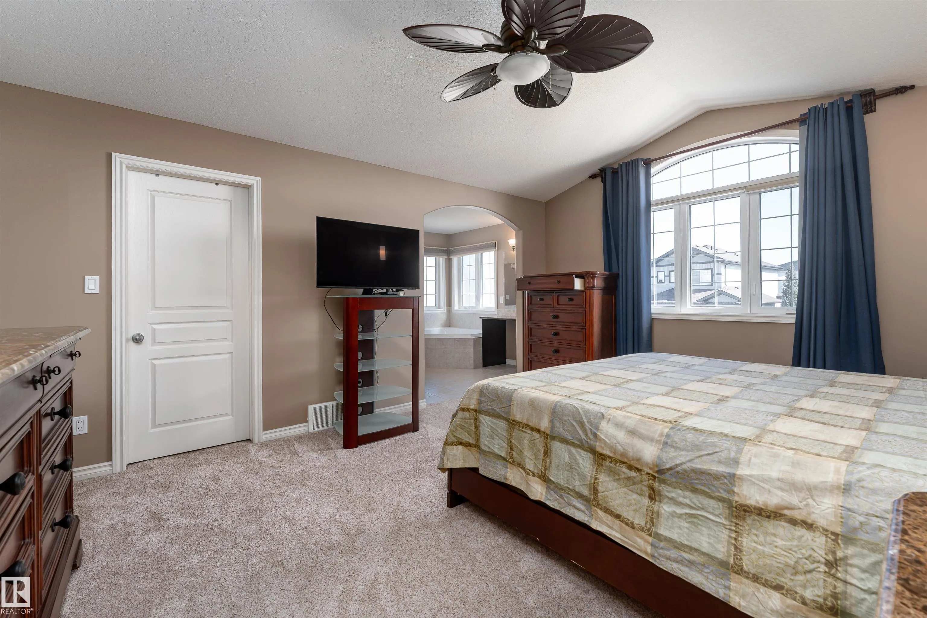 4206 TRIOMPHE Point(e)