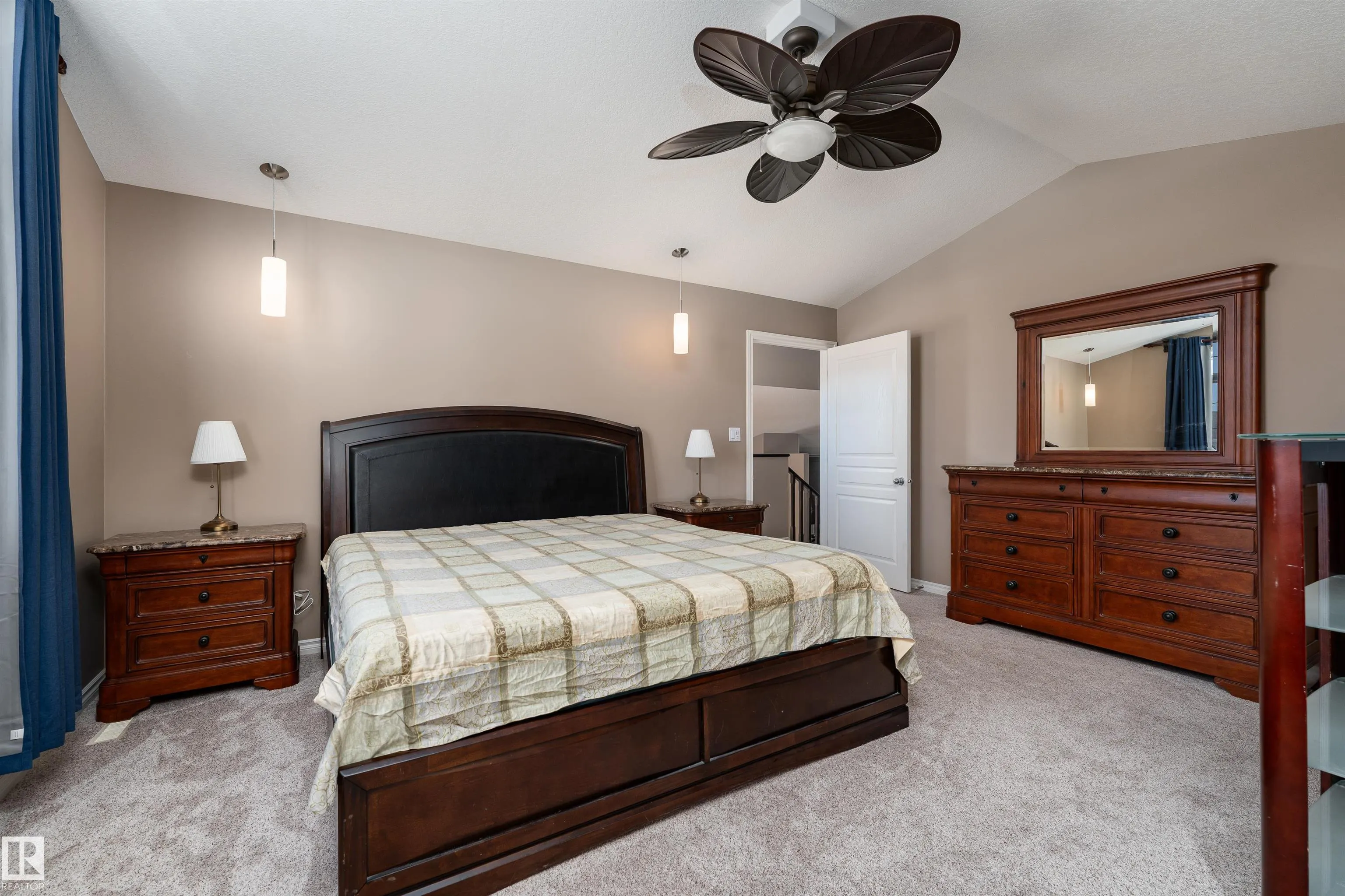 4206 TRIOMPHE Point(e)