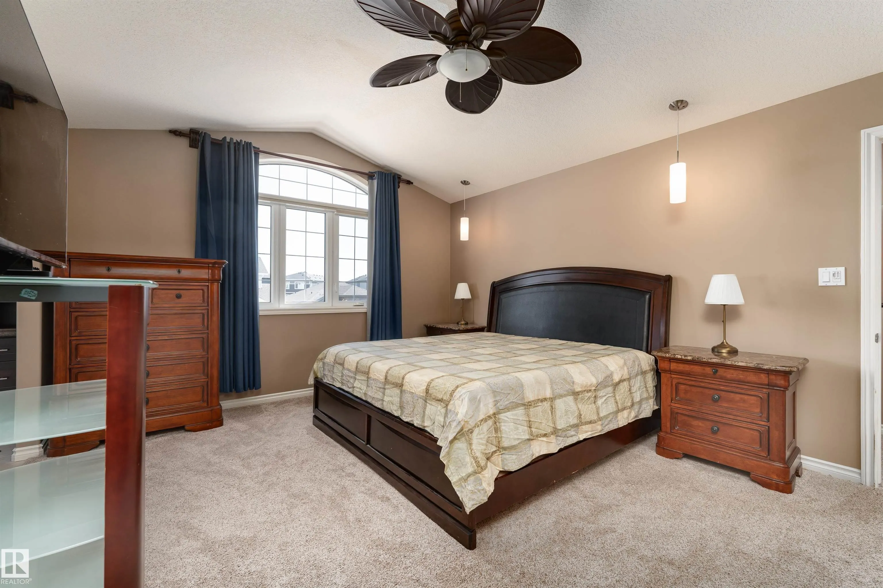 4206 TRIOMPHE Point(e)