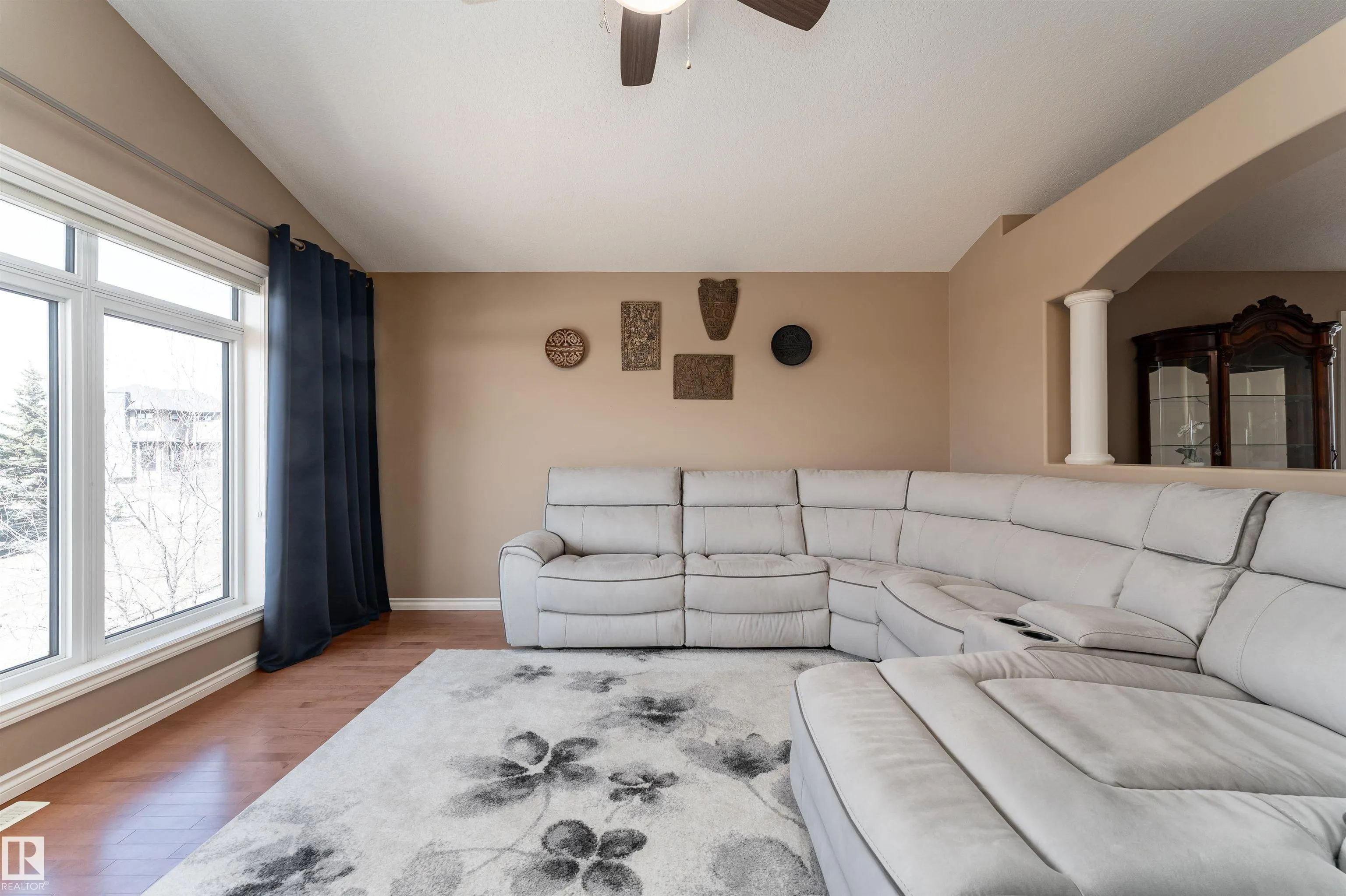 4206 TRIOMPHE Point(e)