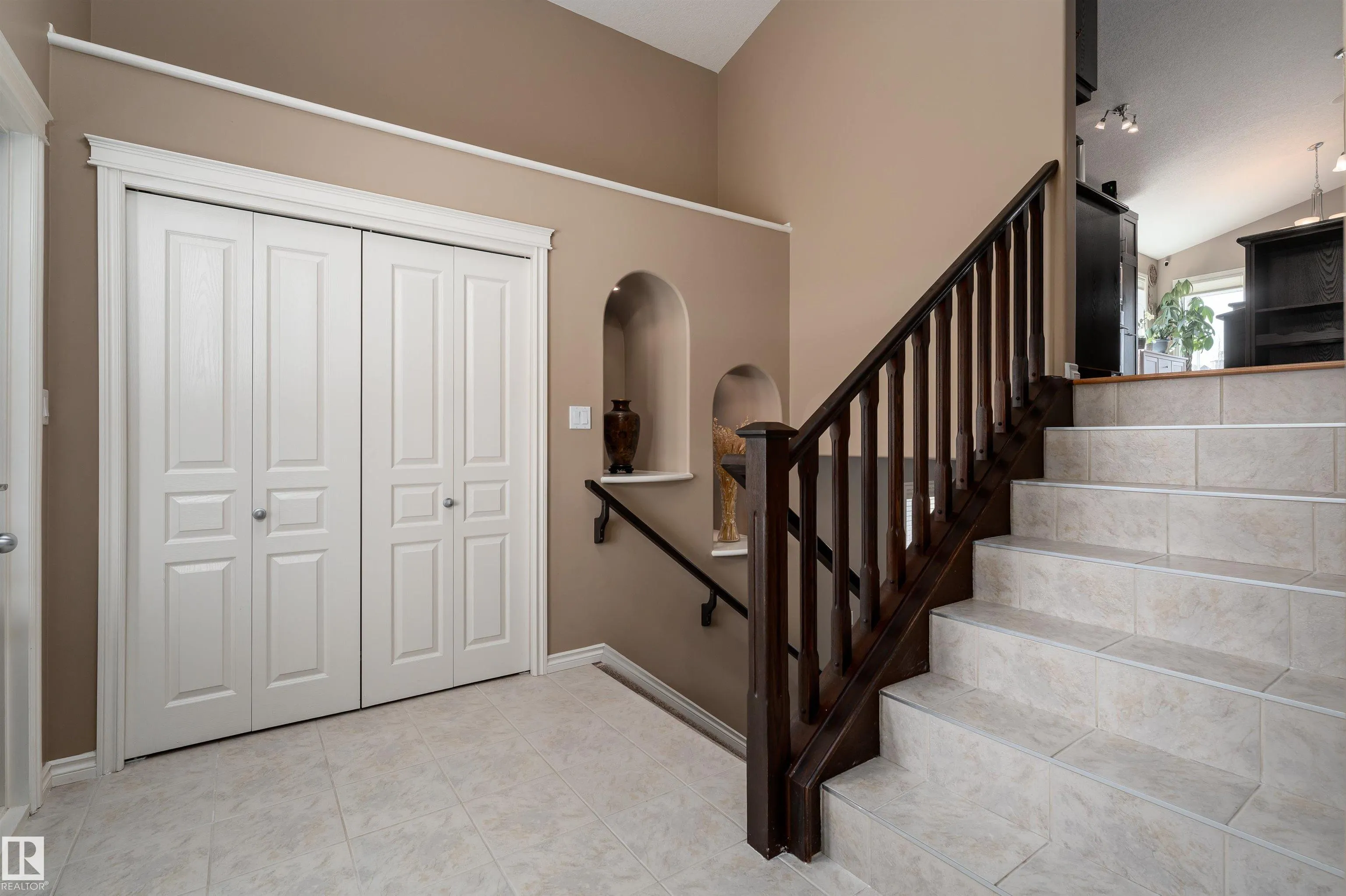 4206 TRIOMPHE Point(e)