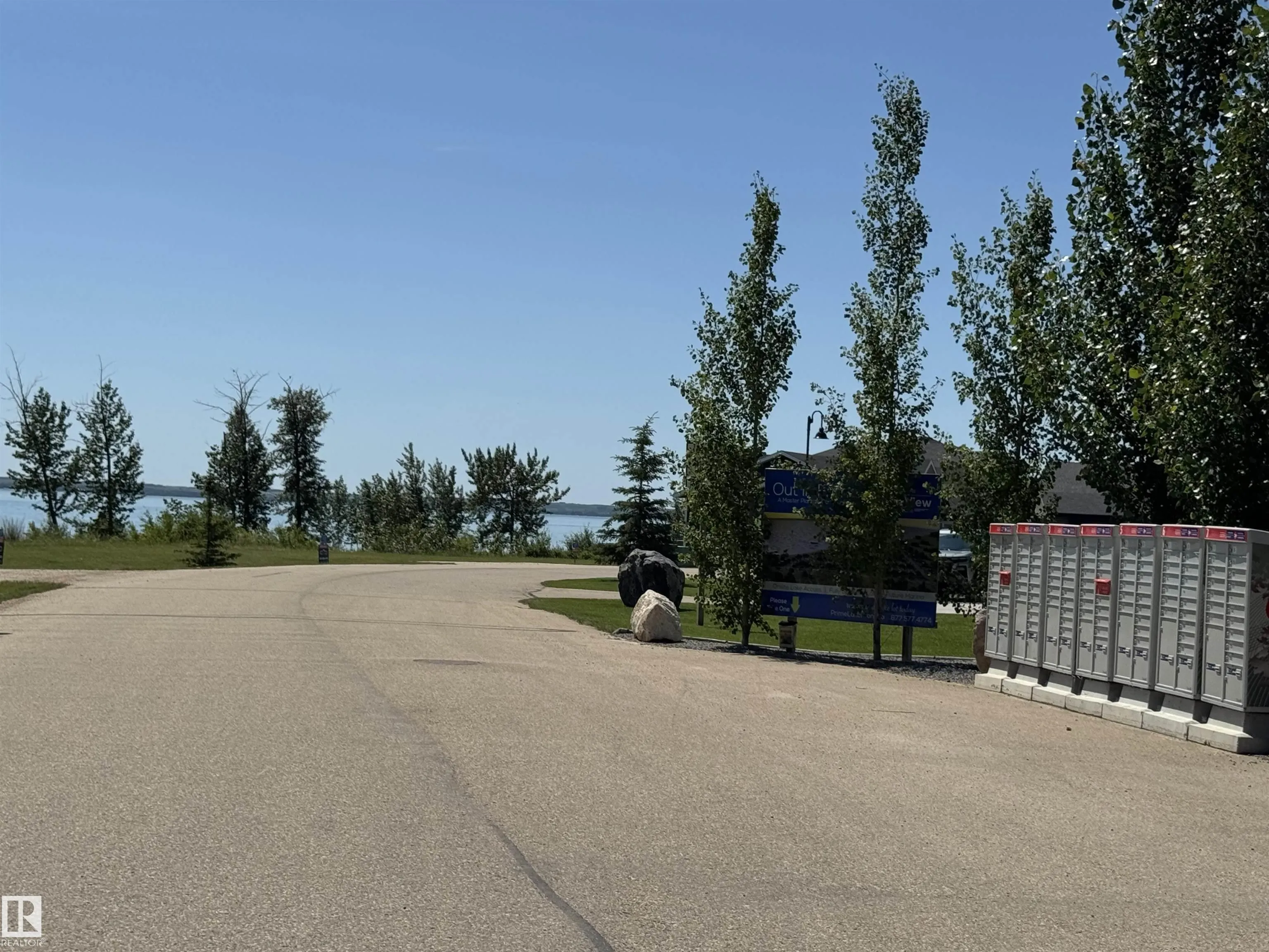 160 Lakeshore Close