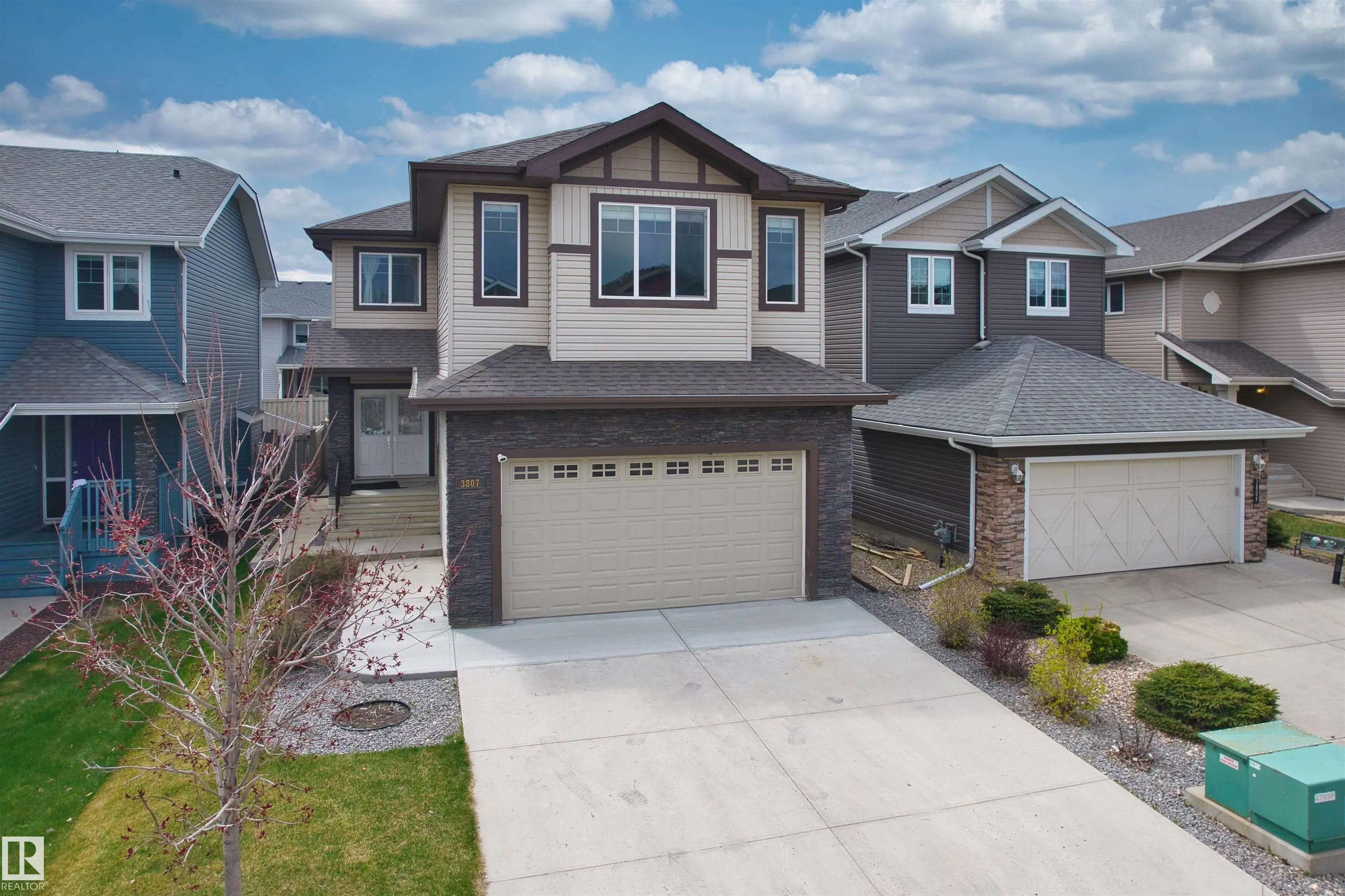 3807 CLAXTON Close