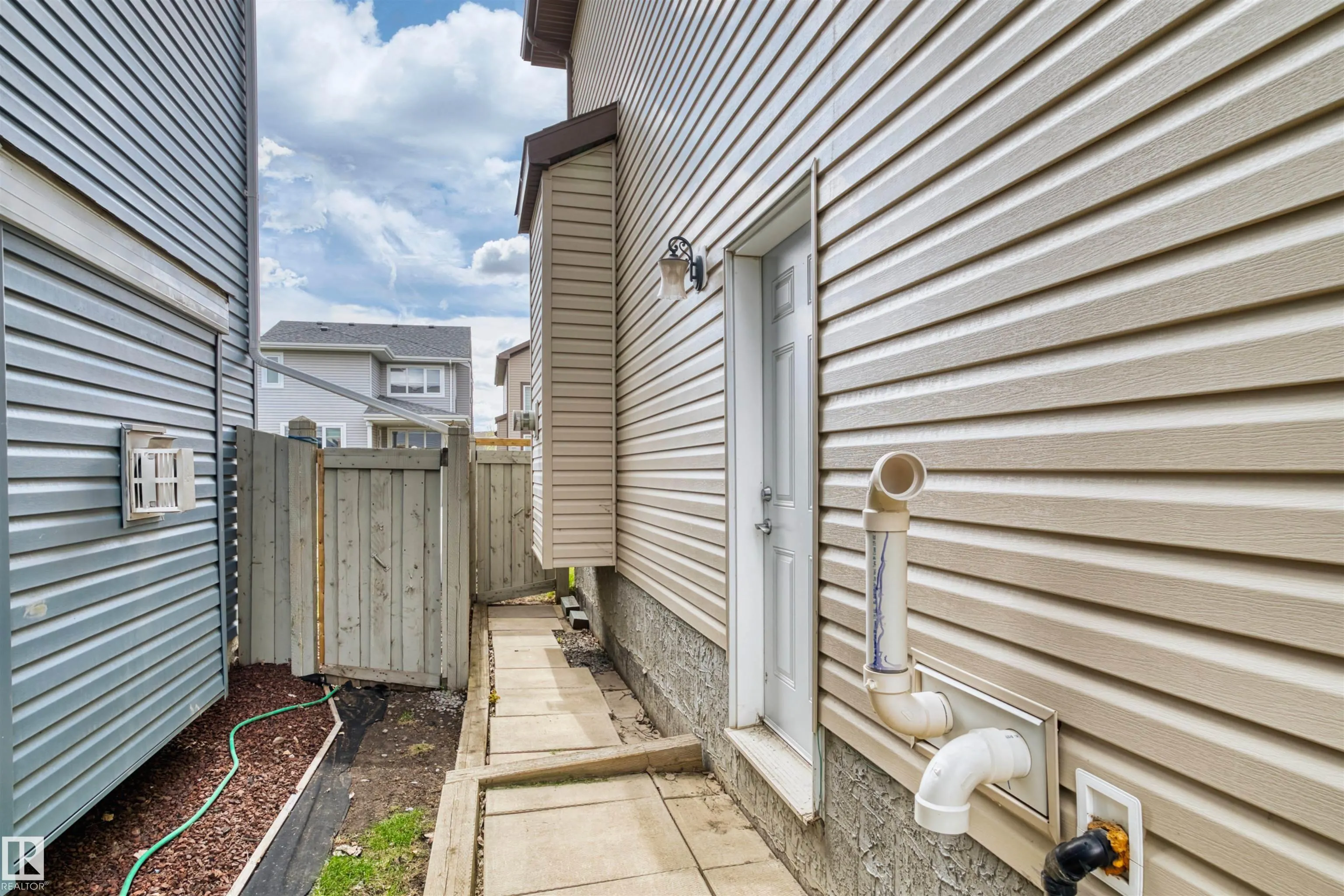 3807 CLAXTON Close