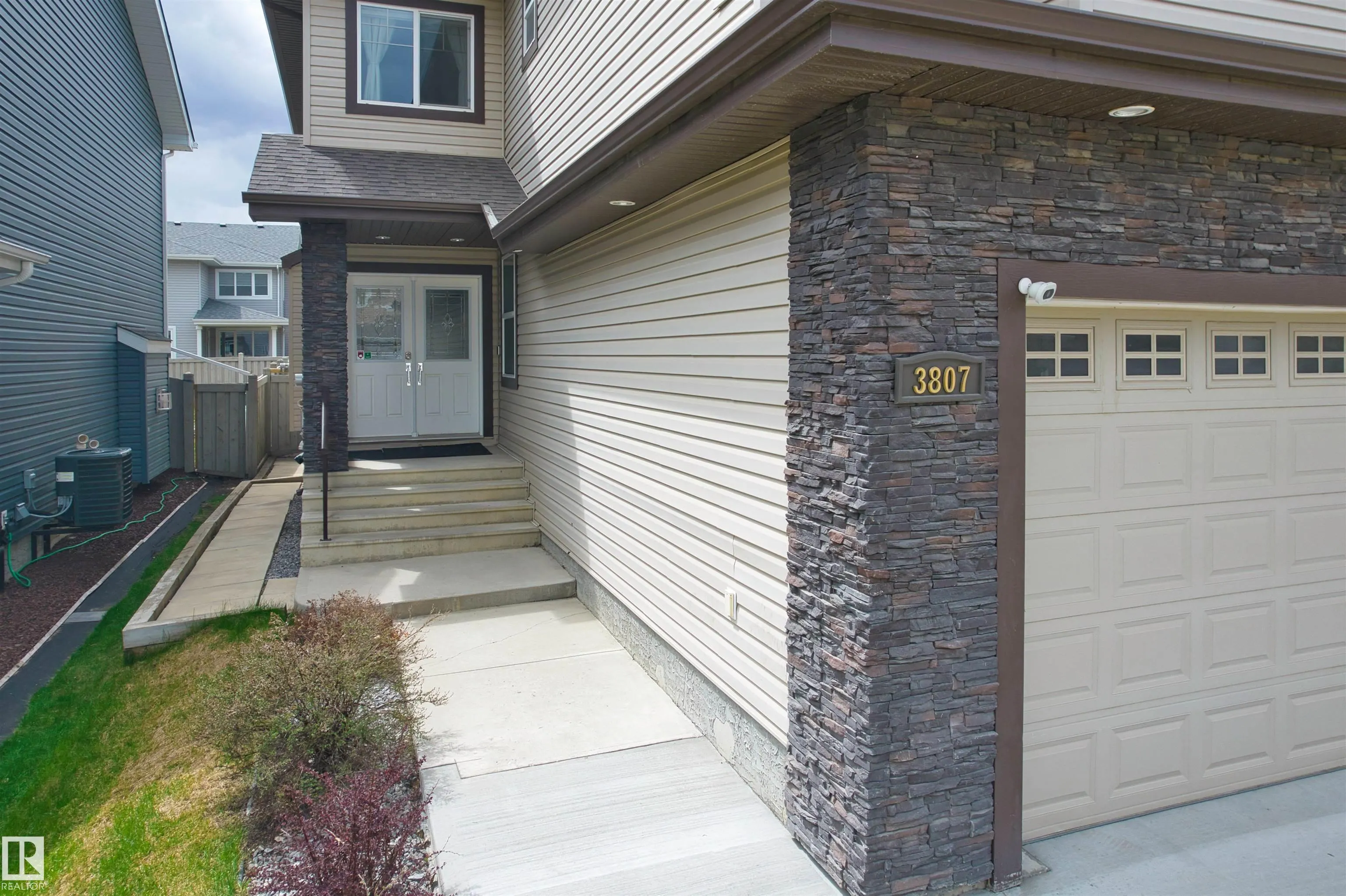 3807 CLAXTON Close