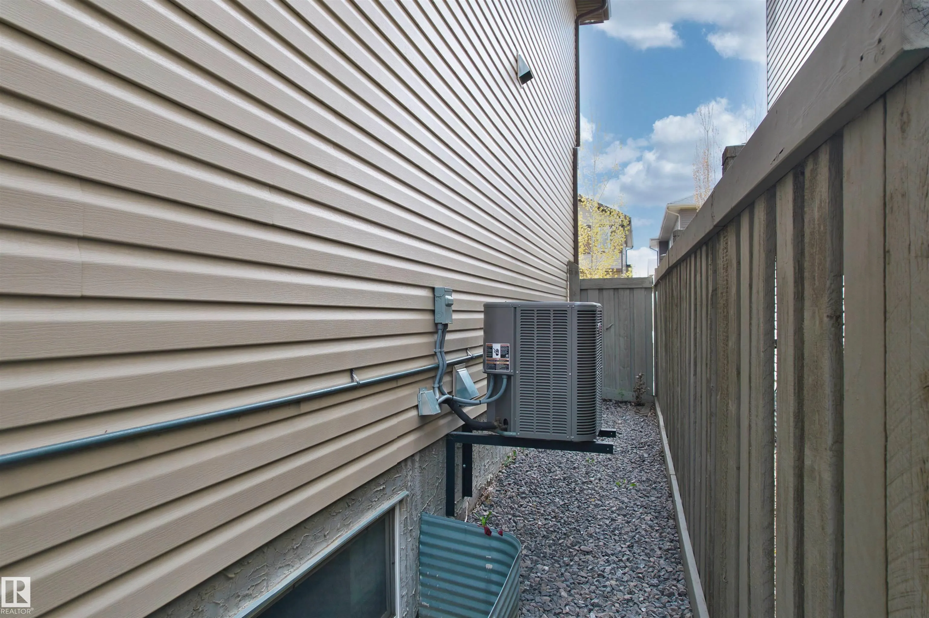 3807 CLAXTON Close